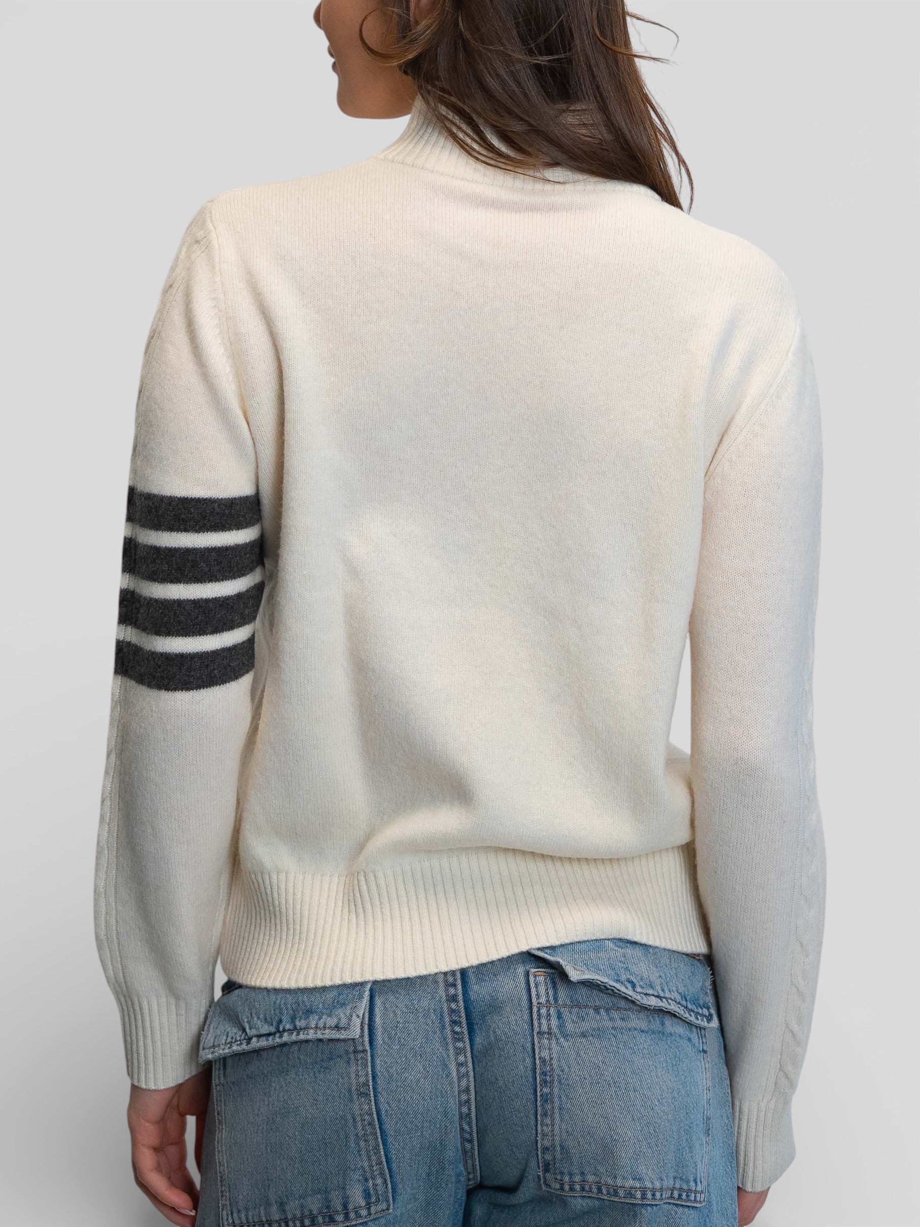 Бяла плетена жилетка с цип, плетеници и контрастни райета на ръкава