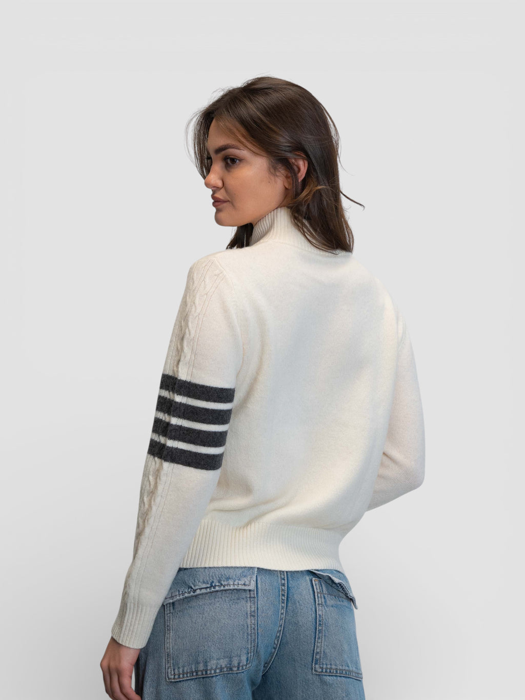 Бяла плетена жилетка с цип, плетеници и контрастни райета на ръкава