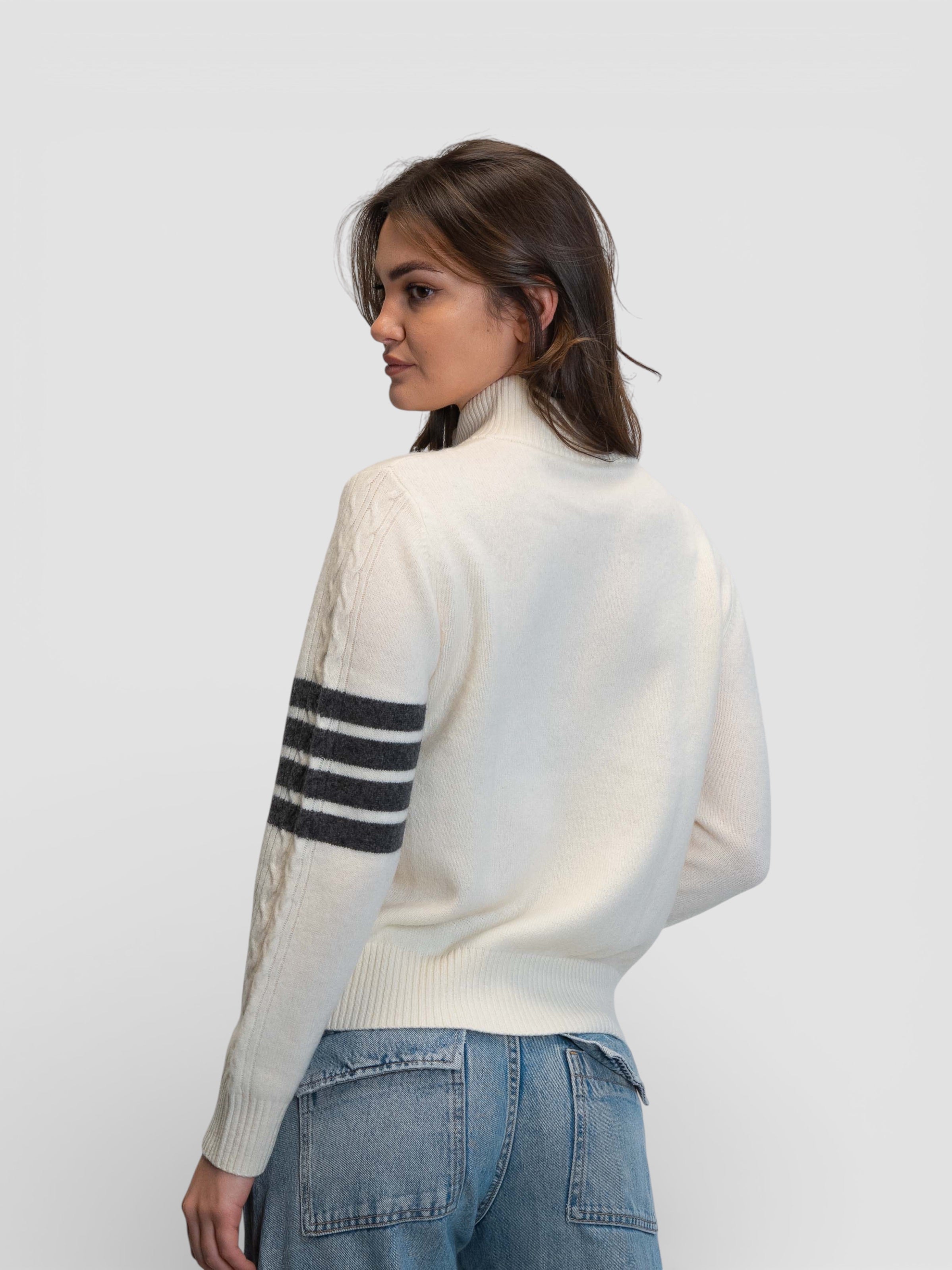 Бяла плетена жилетка с цип, плетеници и контрастни райета на ръкава