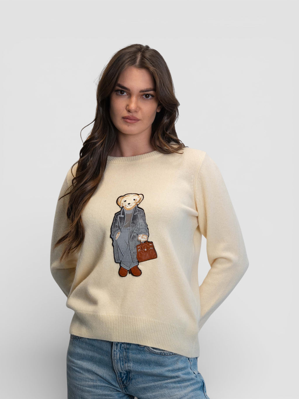 Фин пуловер в цвят екрю с апликация на мече