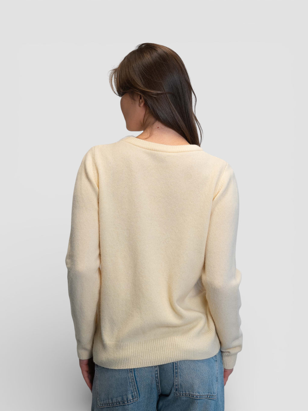 Фин пуловер в цвят екрю с апликация на мече