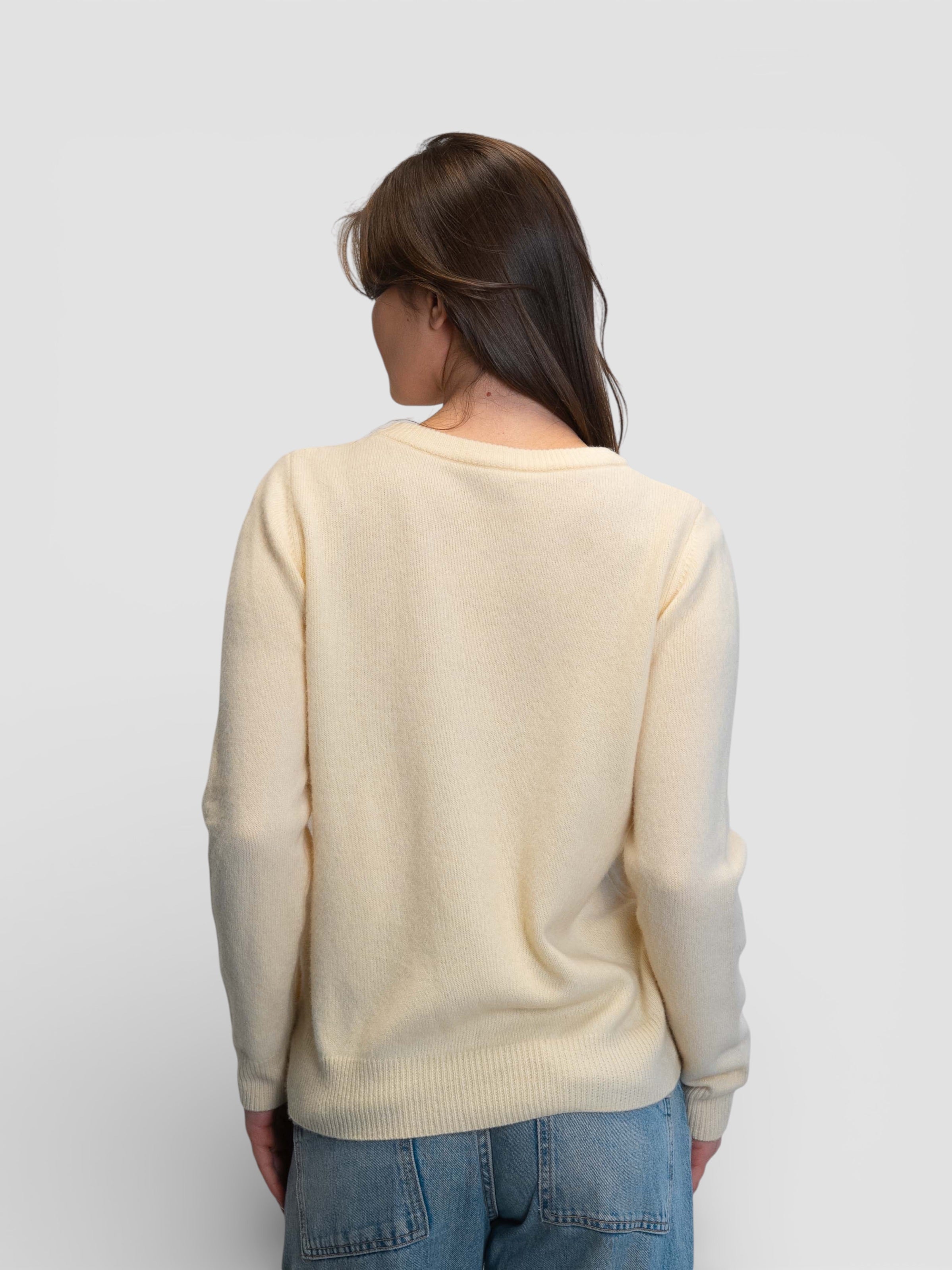 Фин пуловер в цвят екрю с апликация на мече