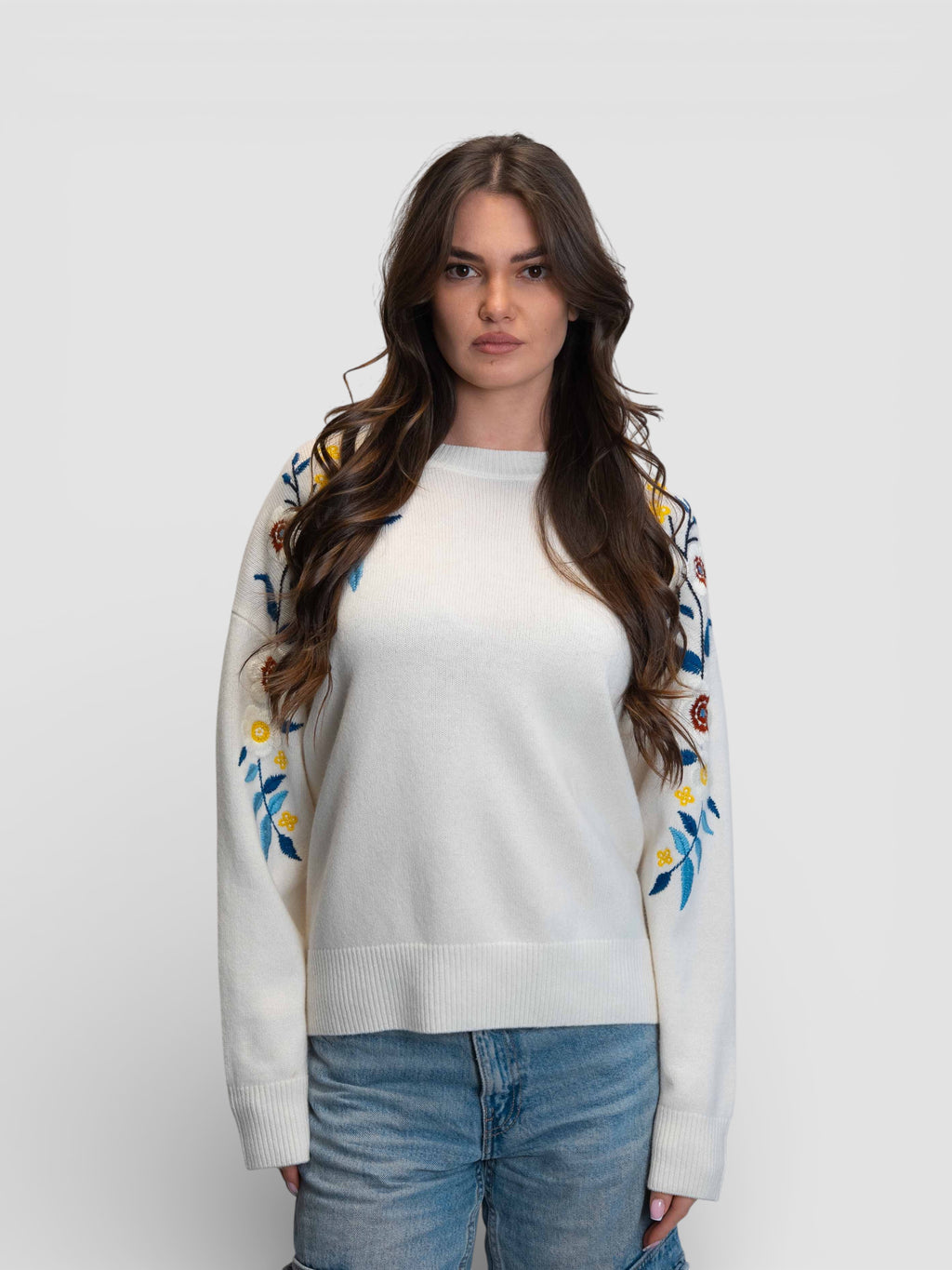 Бял пуловер с цветна бродерия на раменете и ръкавите
