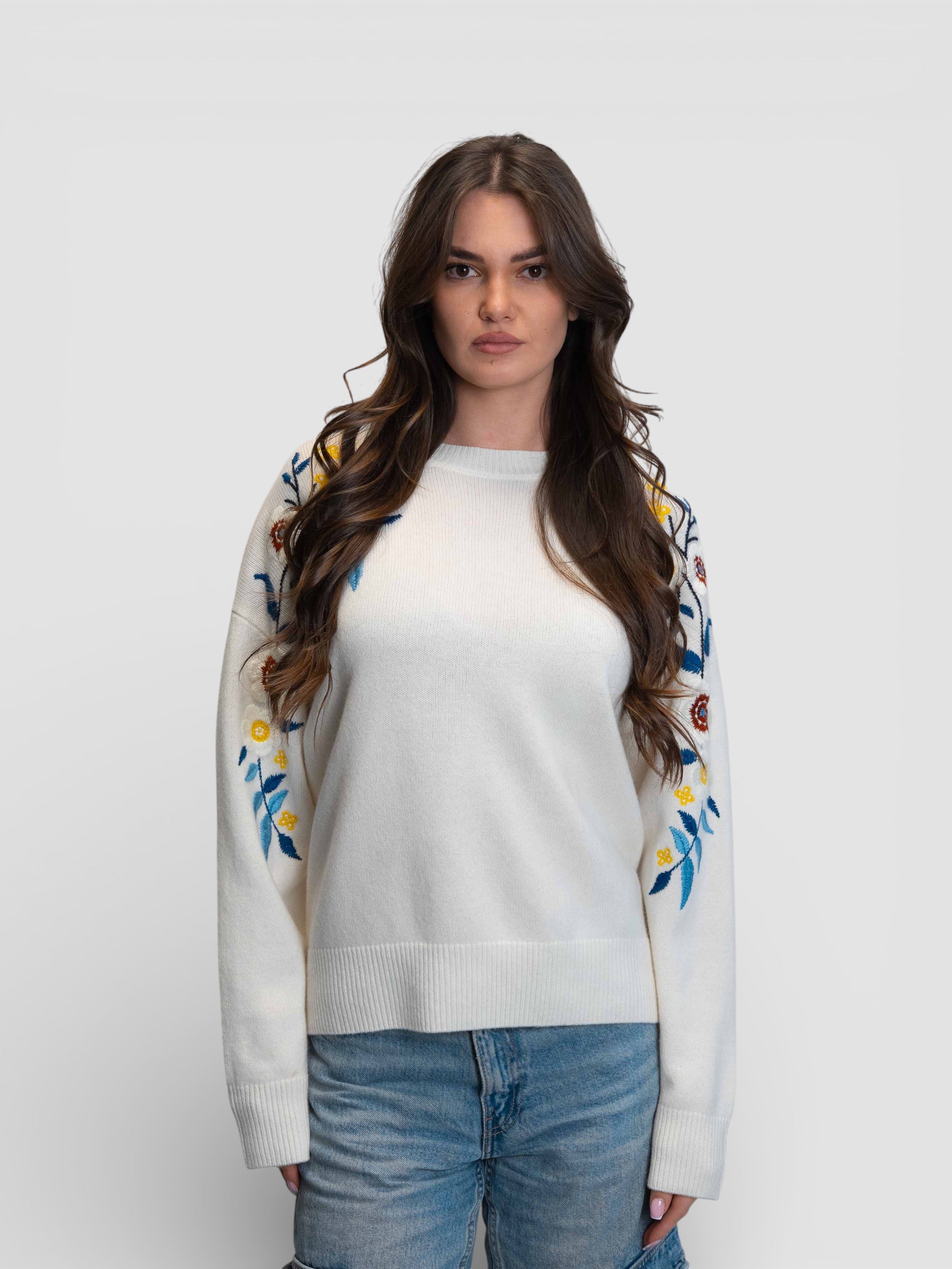 Бял пуловер с цветна бродерия на раменете и ръкавите