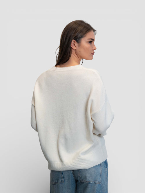 Бял пуловер с цветна бродерия на раменете и ръкавите