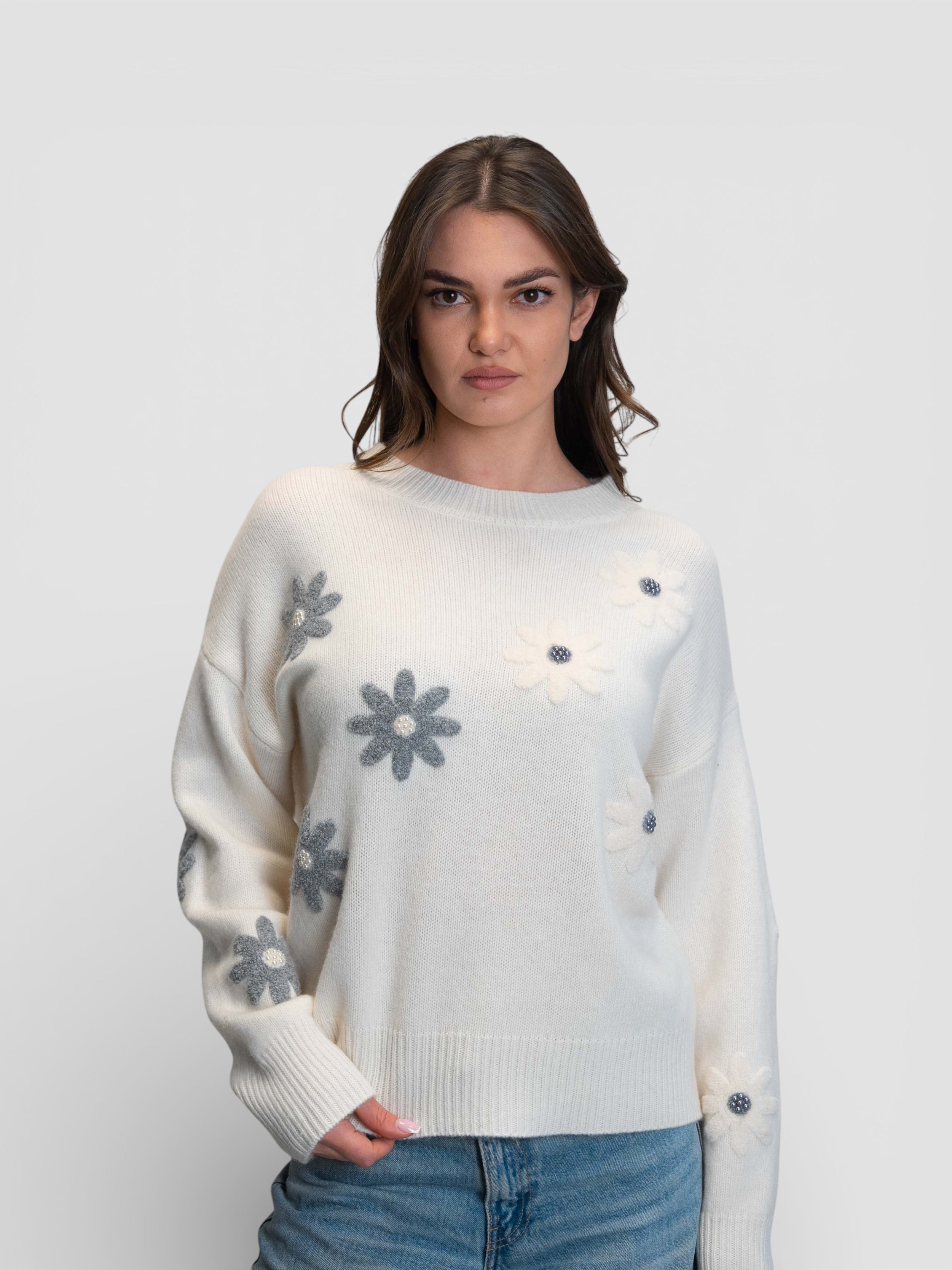 Бял пуловер с обемни флорални мотиви и перлени детайли