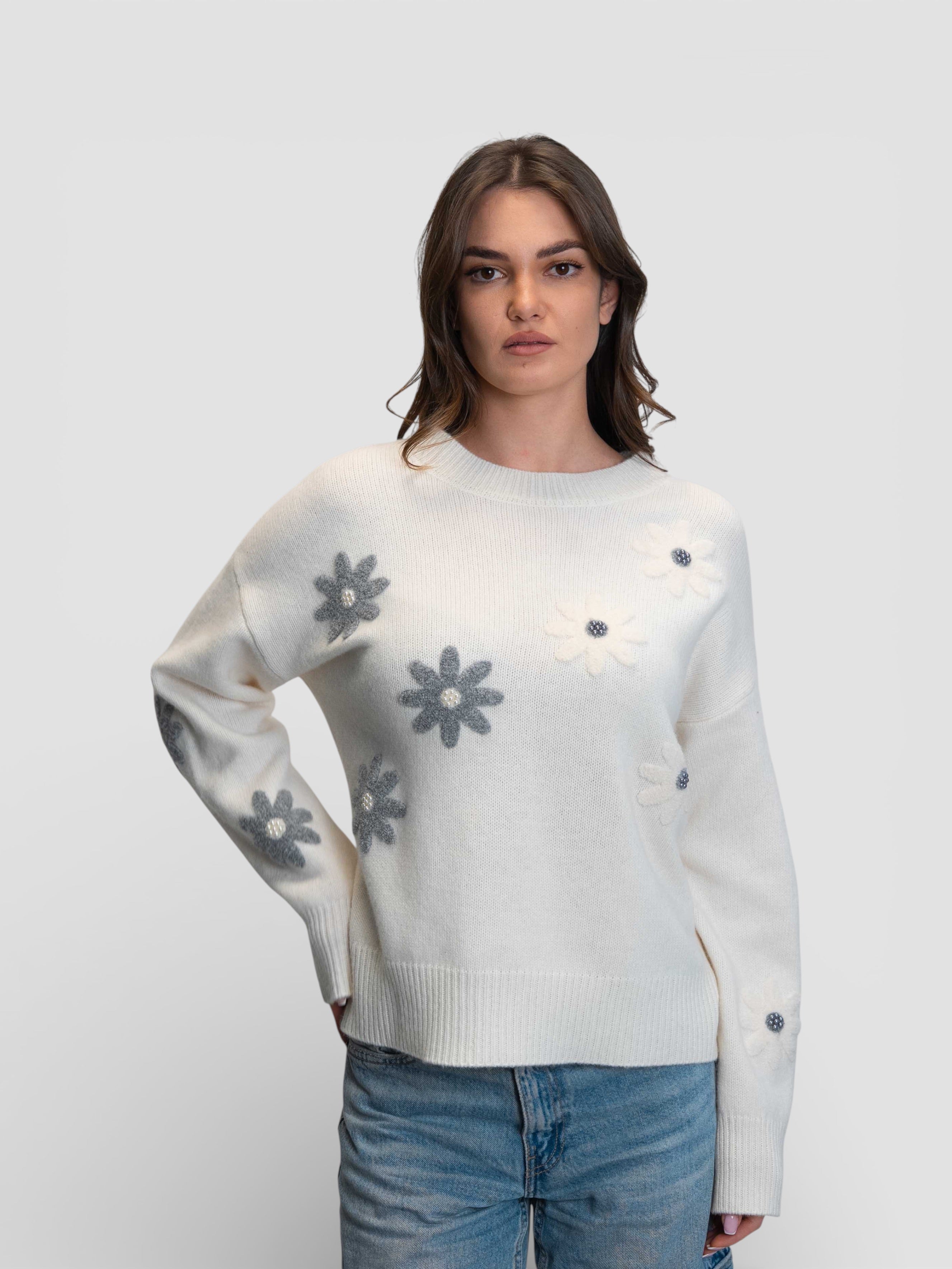 Бял пуловер с обемни флорални мотиви и перлени детайли