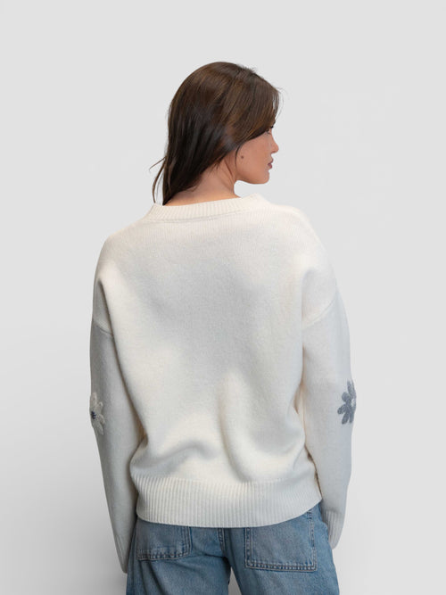 Бял пуловер с обемни флорални мотиви и перлени детайли
