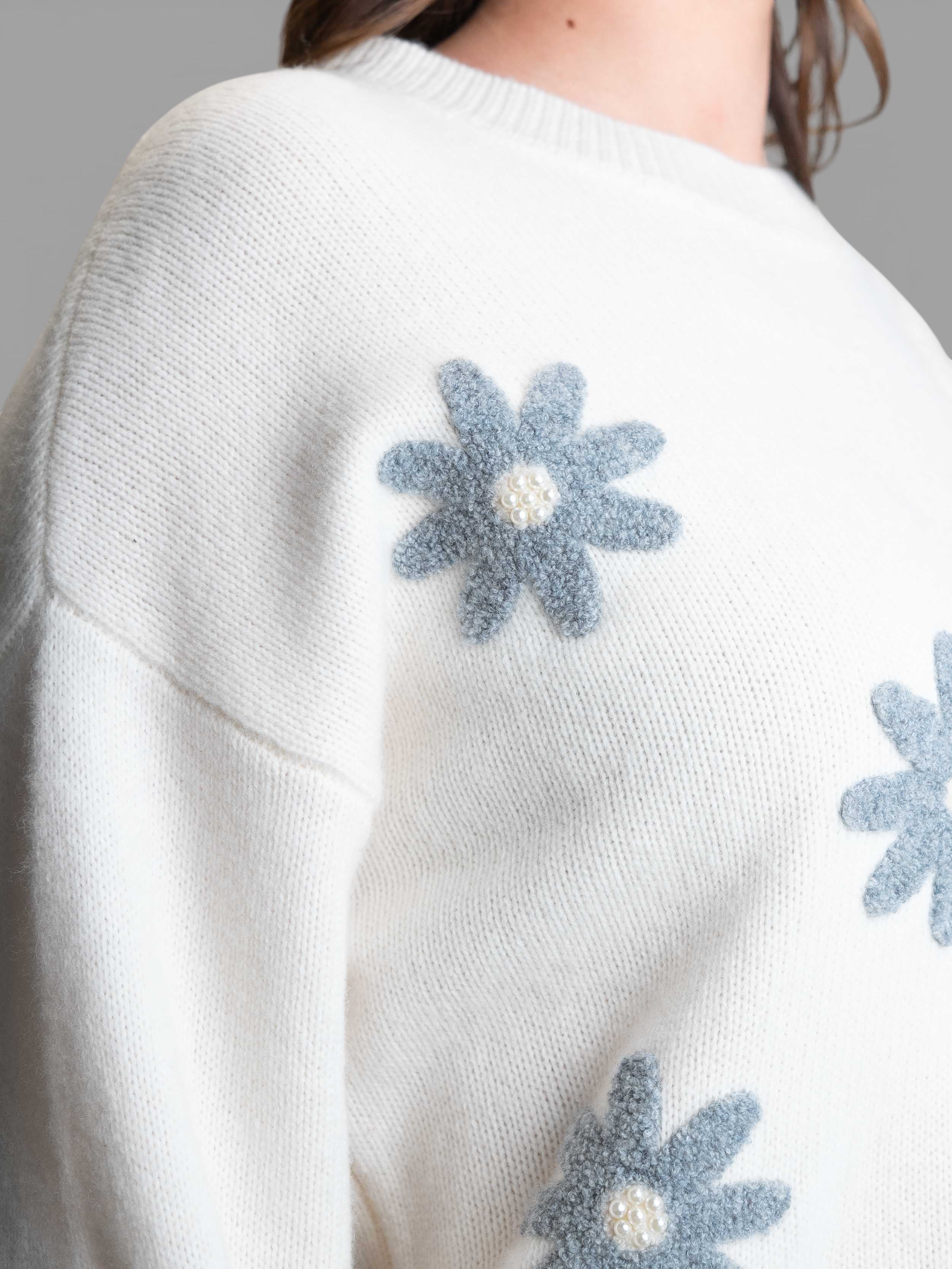 Бял пуловер с обемни флорални мотиви и перлени детайли