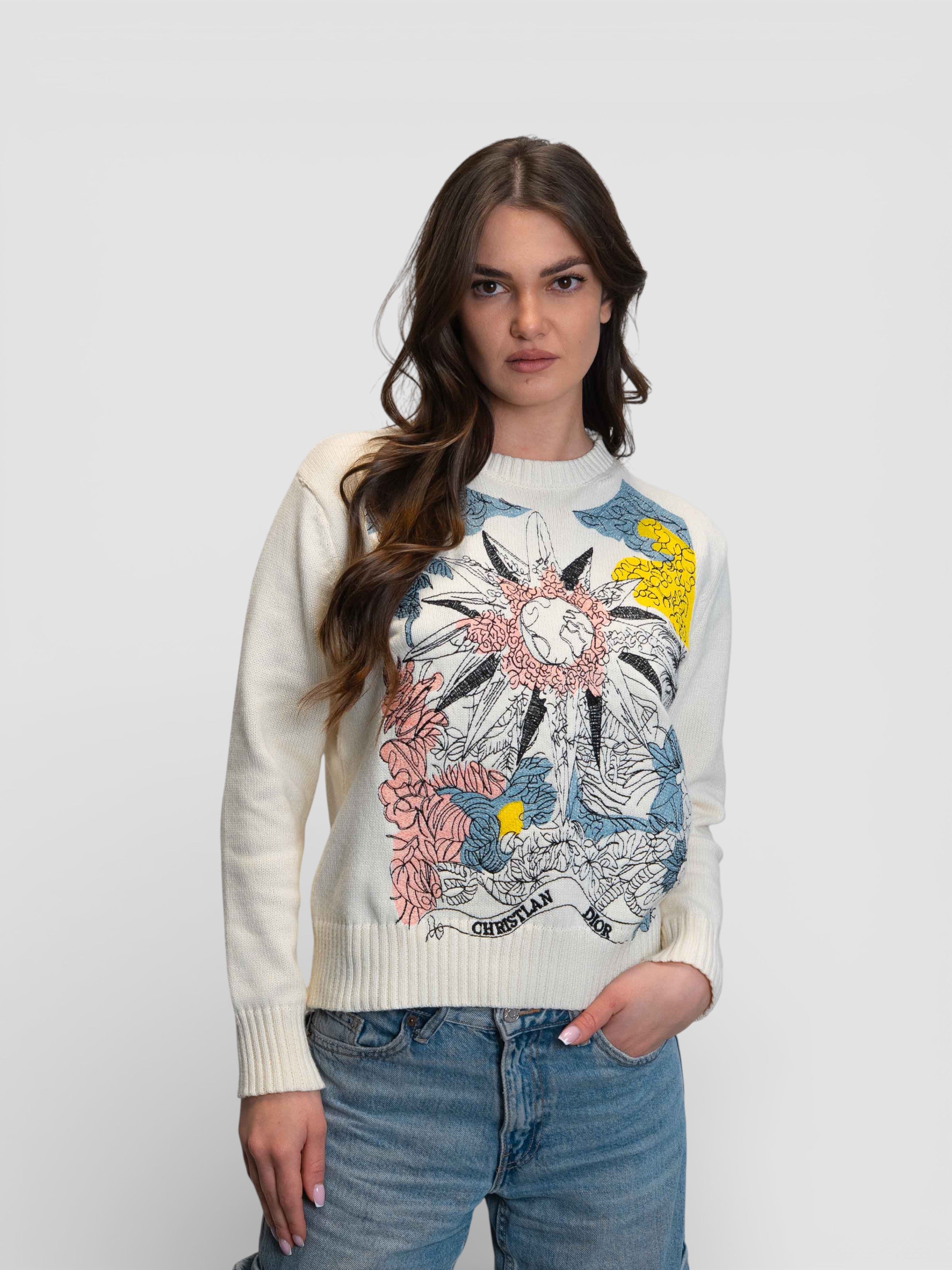 Бял пуловер с мащабна арт щампа и флорални мотиви