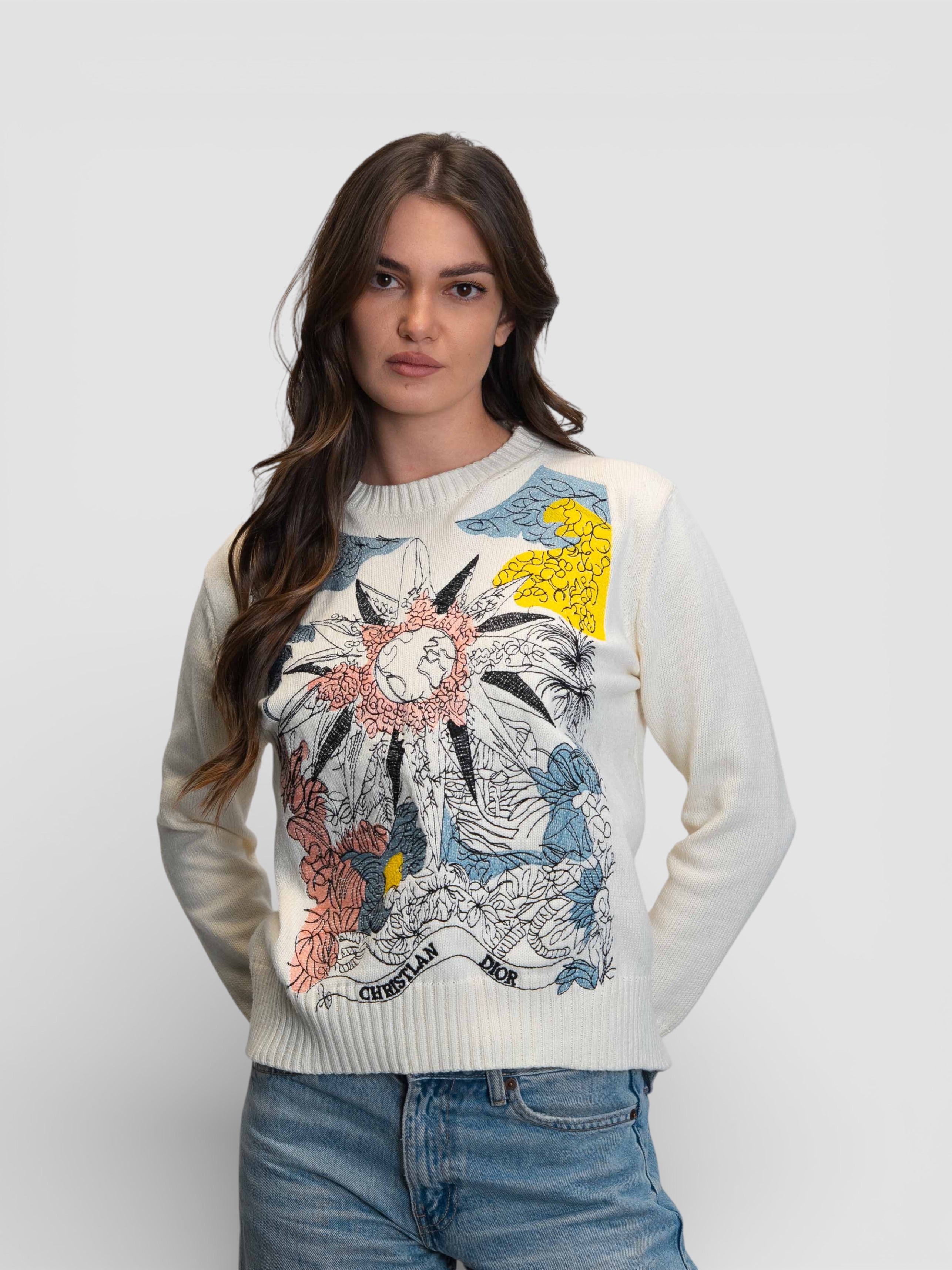 Бял пуловер с мащабна арт щампа и флорални мотиви