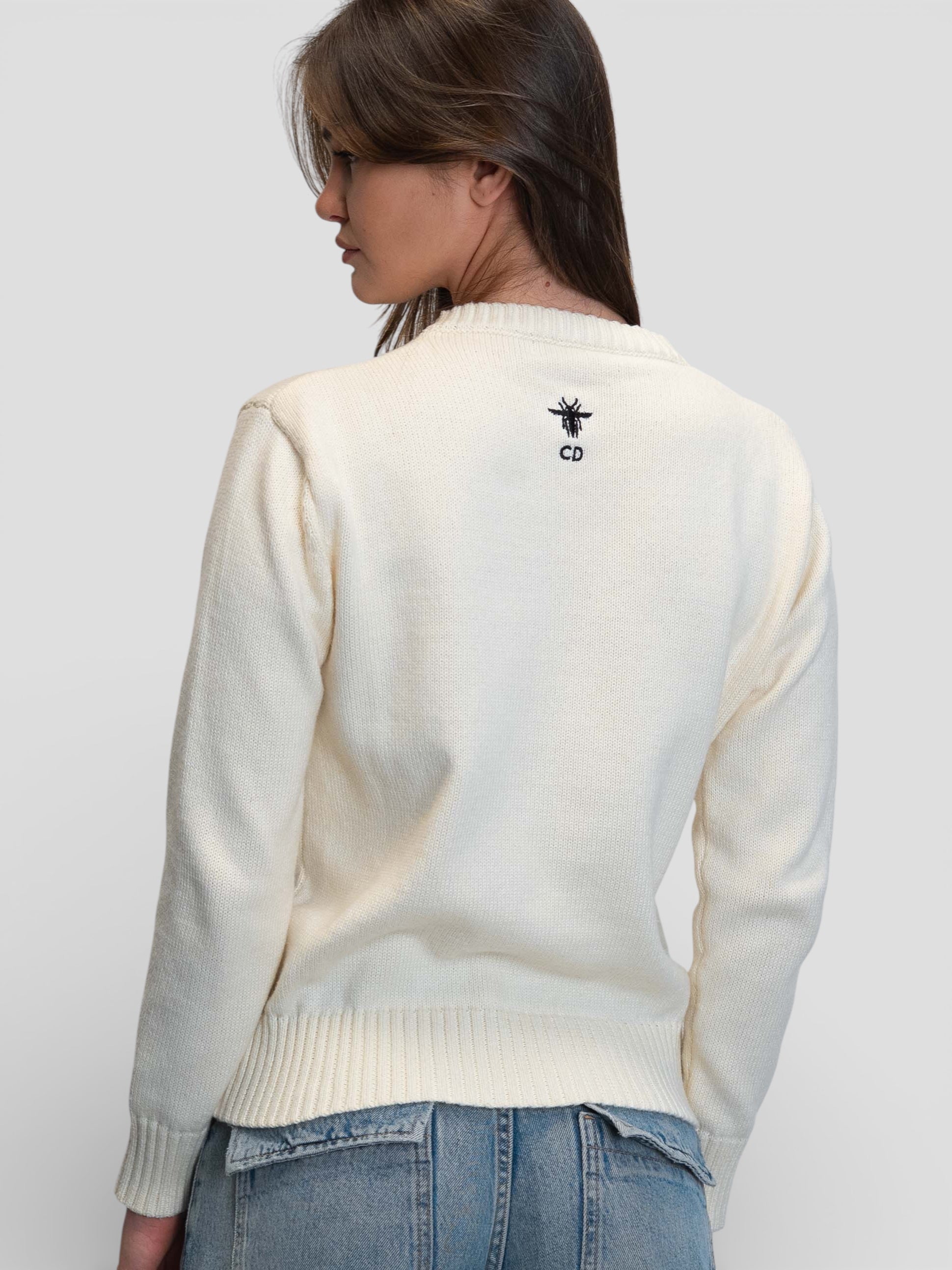 Бял пуловер с мащабна арт щампа и флорални мотиви