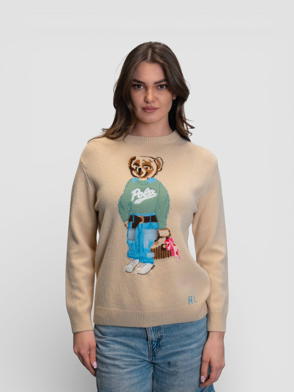 Бежов пуловер с апликация на мече в спортно-елегантен стил