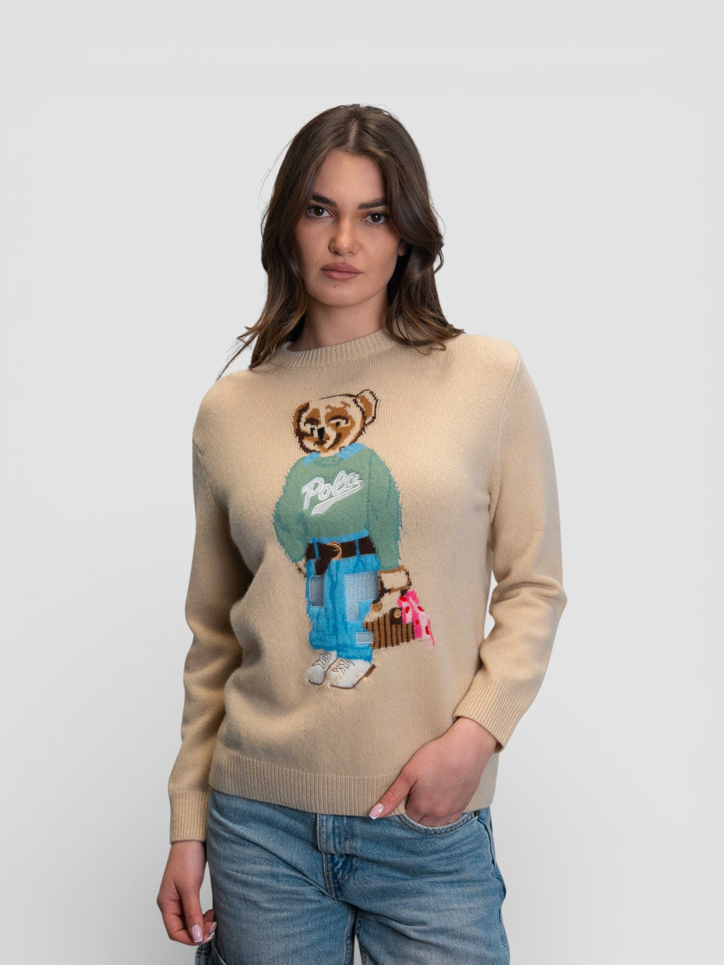 Бежов пуловер с апликация на мече в спортно-елегантен стил