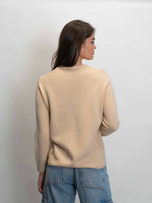 Бежов пуловер с апликация на мече в спортно-елегантен стил