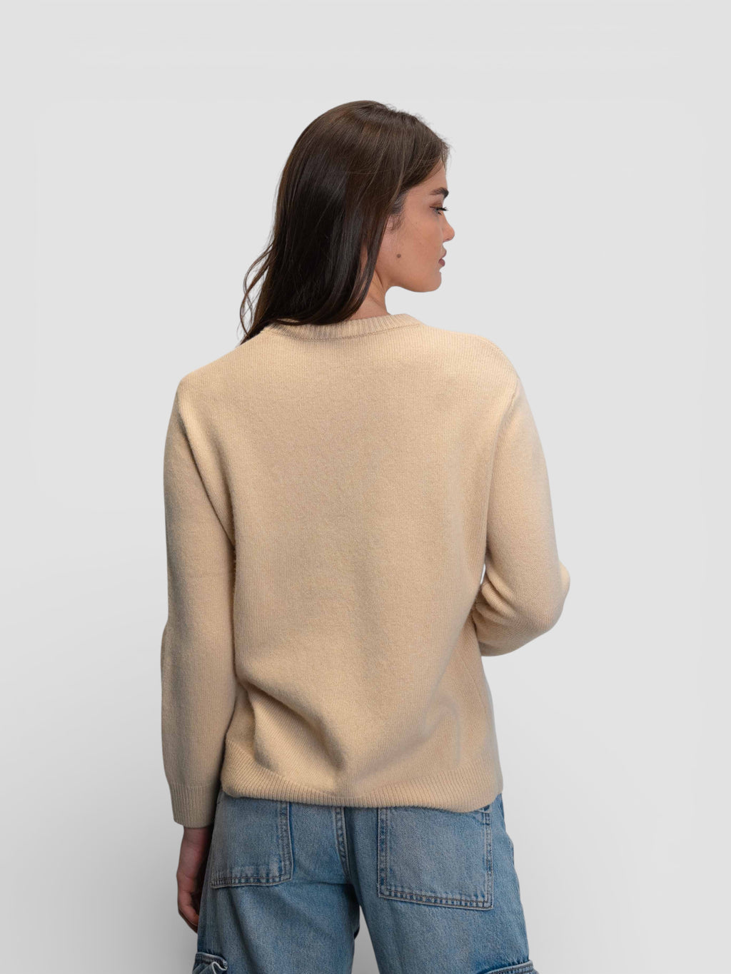 Бежов пуловер с апликация на мече в спортно-елегантен стил