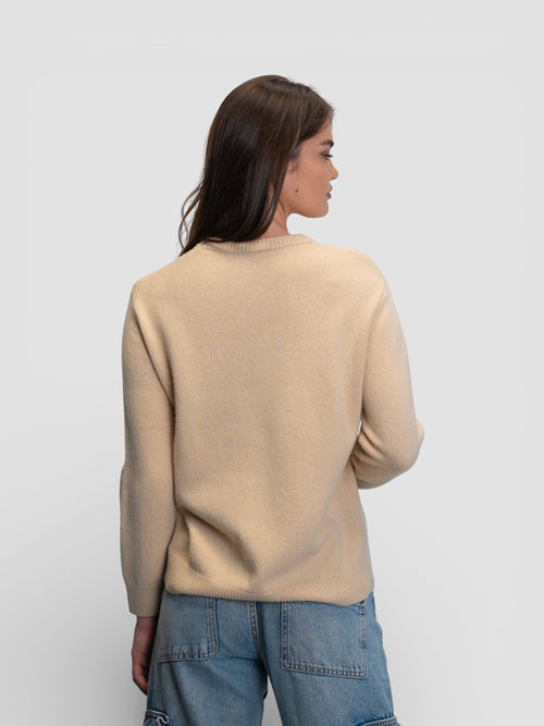 Бежов пуловер с апликация на мече в спортно-елегантен стил