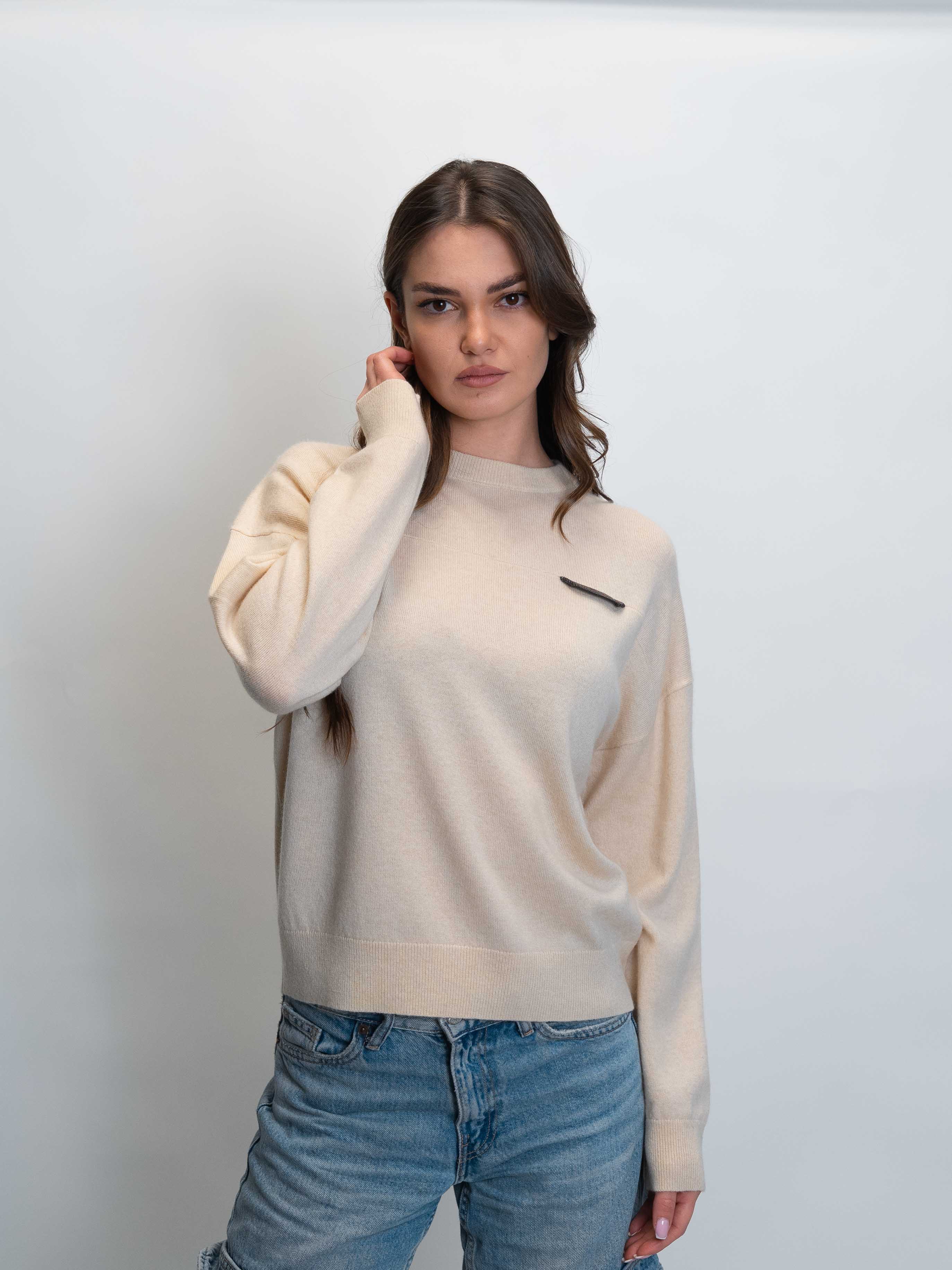 Фин пуловер в цвят „Пудра“ с декоративен елемент