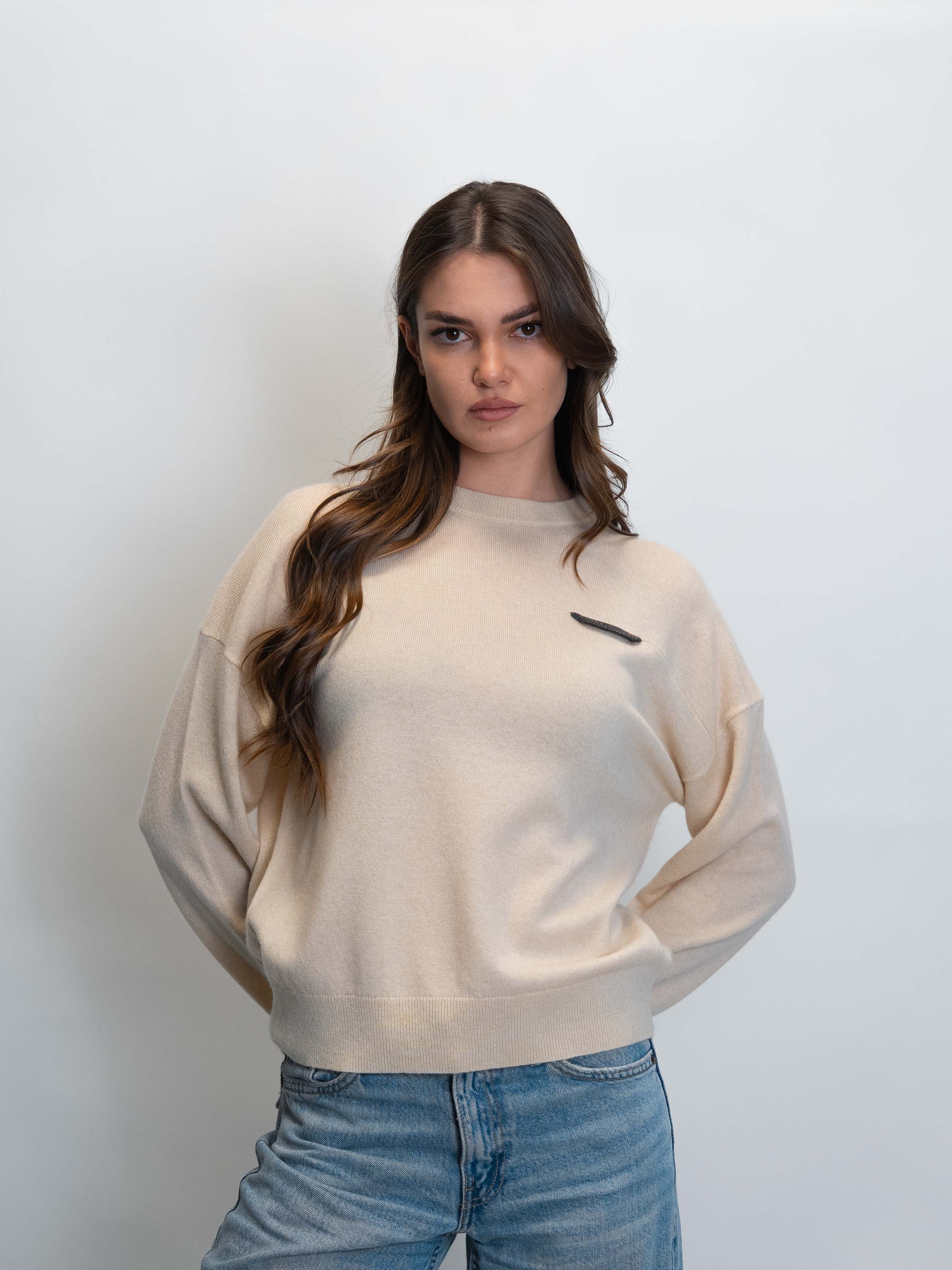 Фин пуловер в цвят „Пудра“ с декоративен елемент