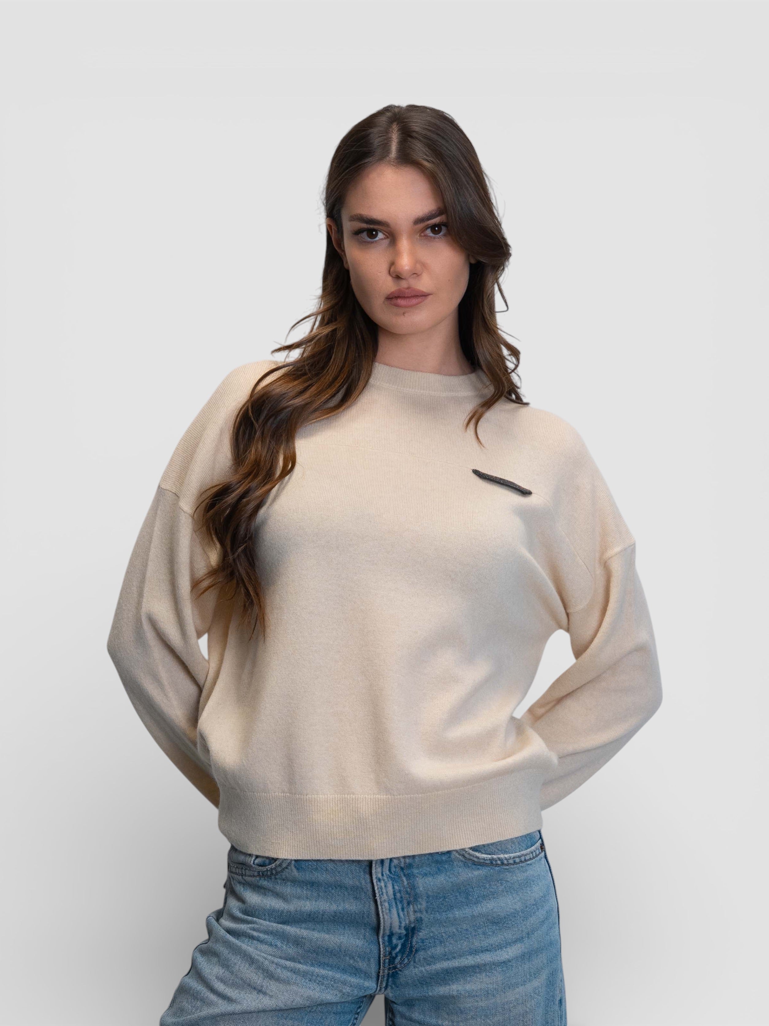 Фин пуловер в цвят „Пудра“ с декоративен елемент