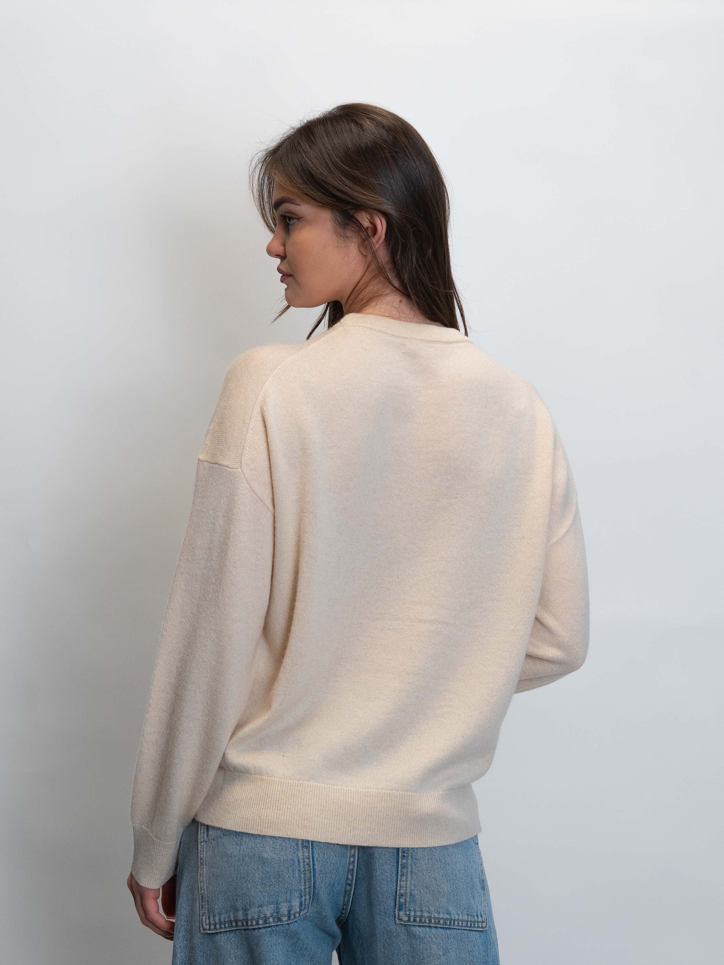 Фин пуловер в цвят „Пудра“ с декоративен елемент