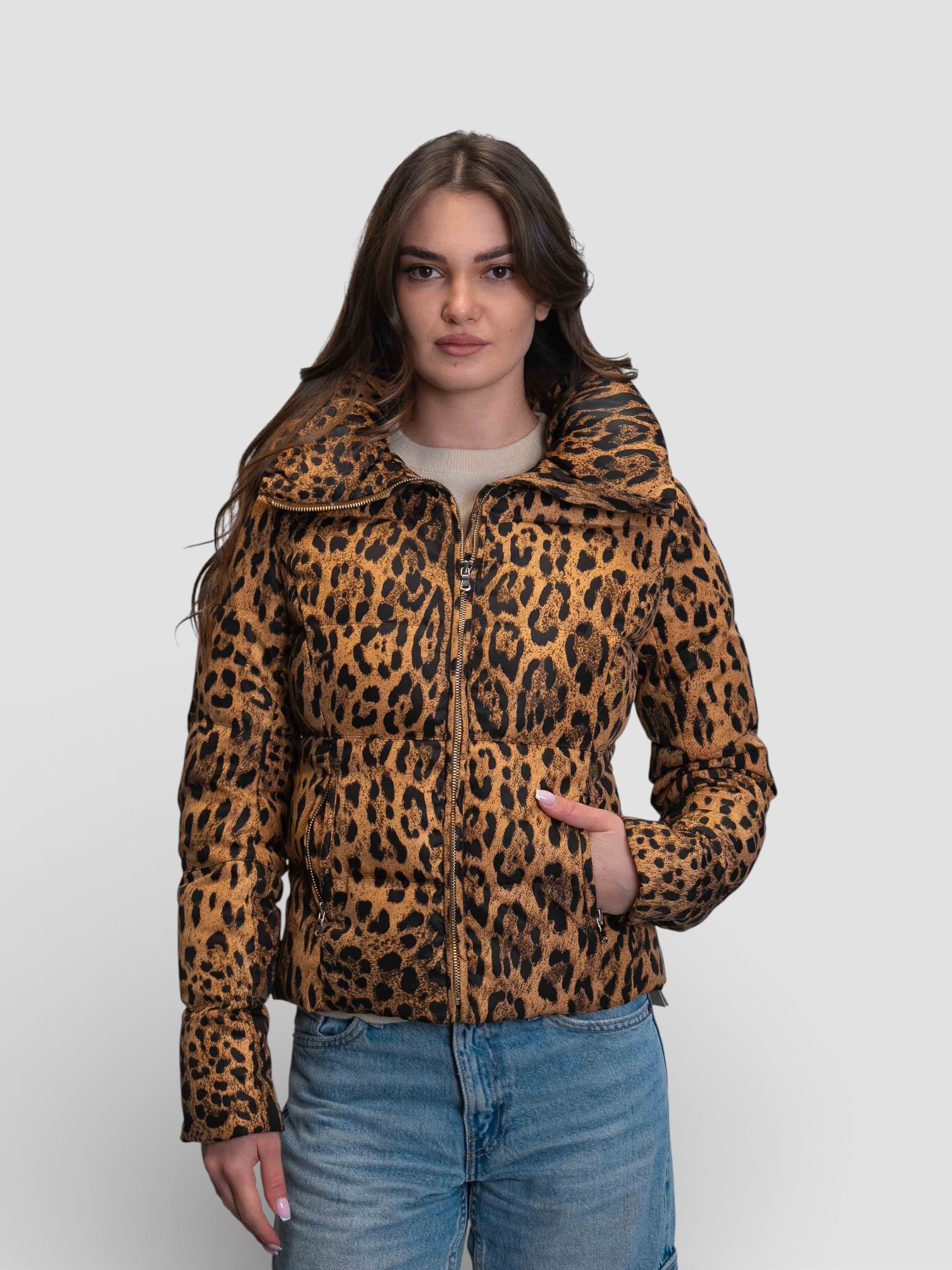 Късо капитонирано яке с леопардов принт
