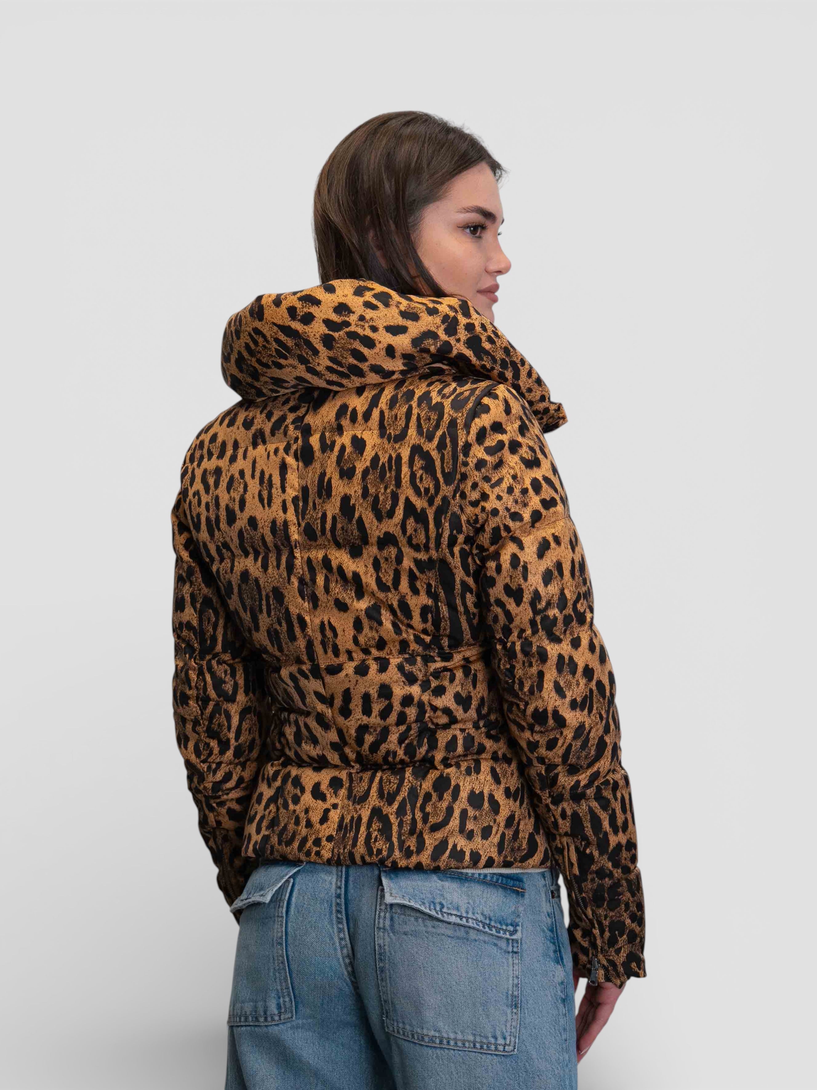 Късо капитонирано яке с леопардов принт