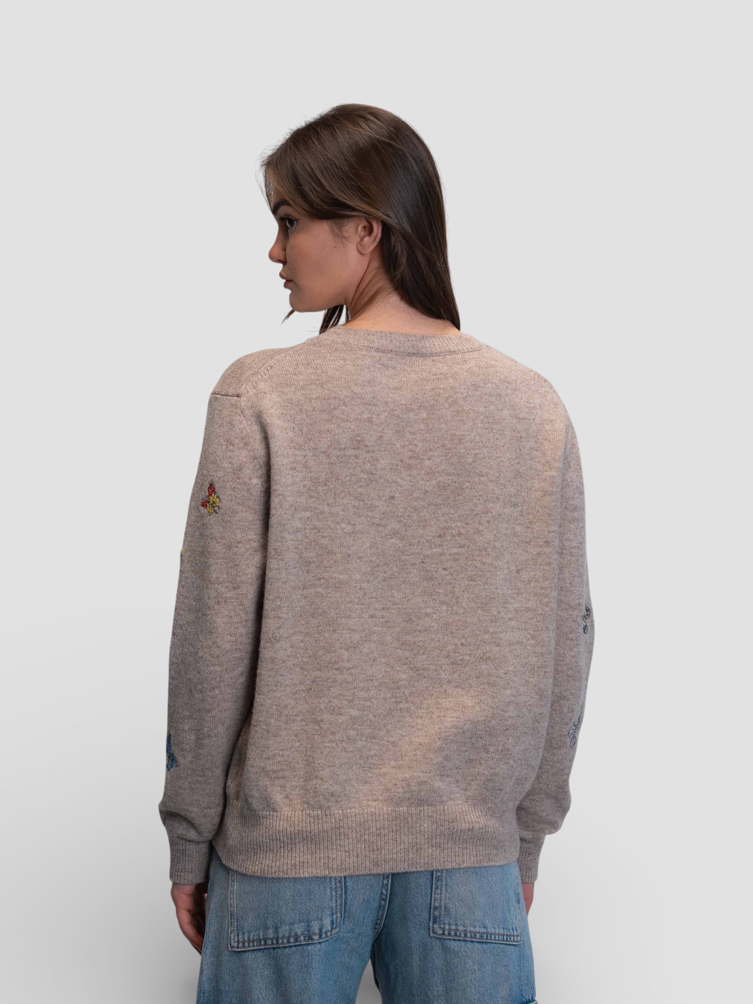 Фин пулвоер с бродирани пеперуди