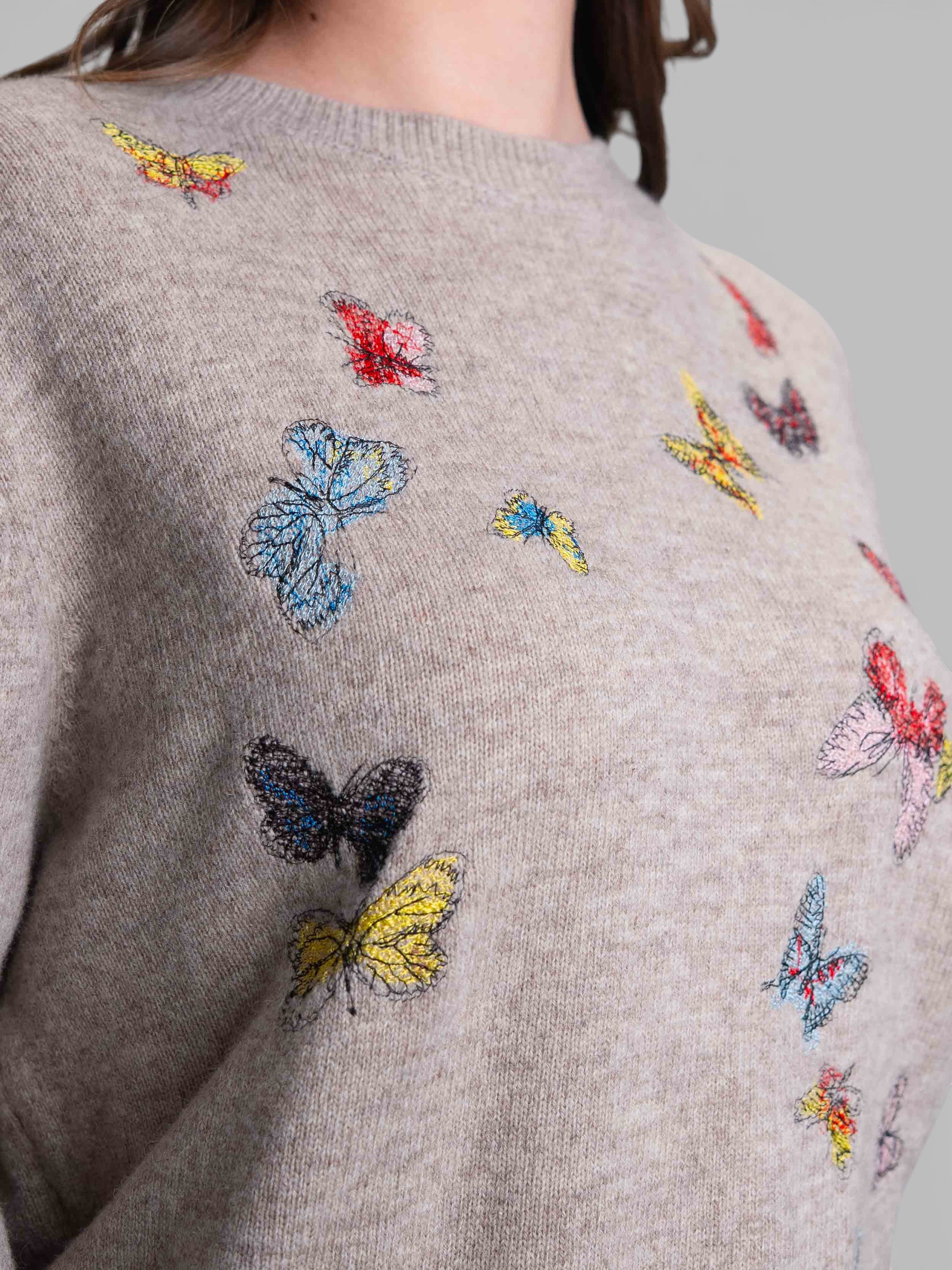 Фин пулвоер с бродирани пеперуди