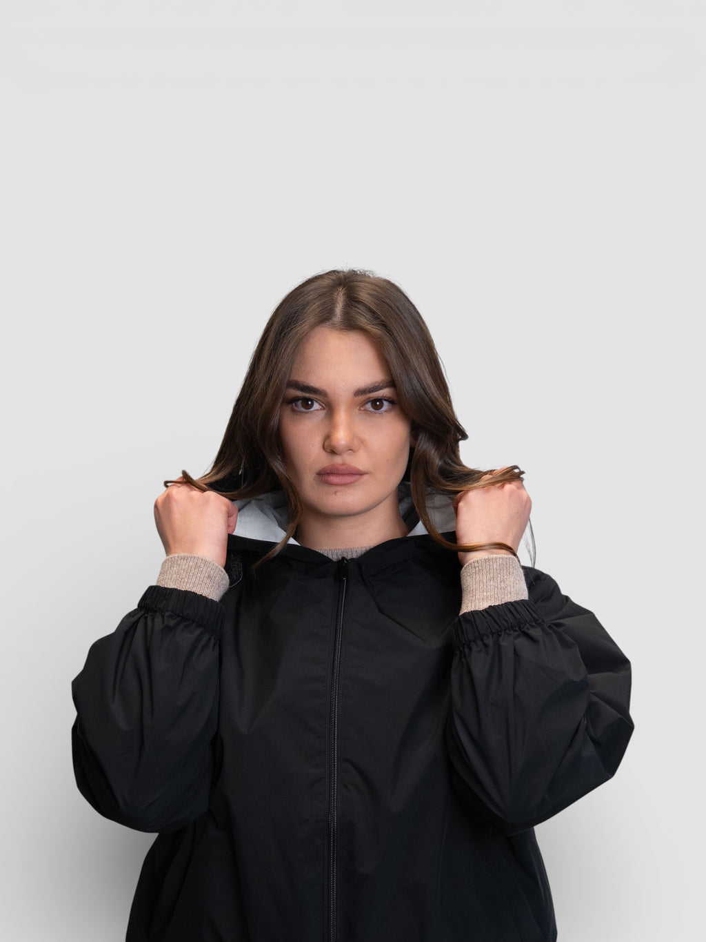 Черно спортно яке с качулка и блестящи детайли