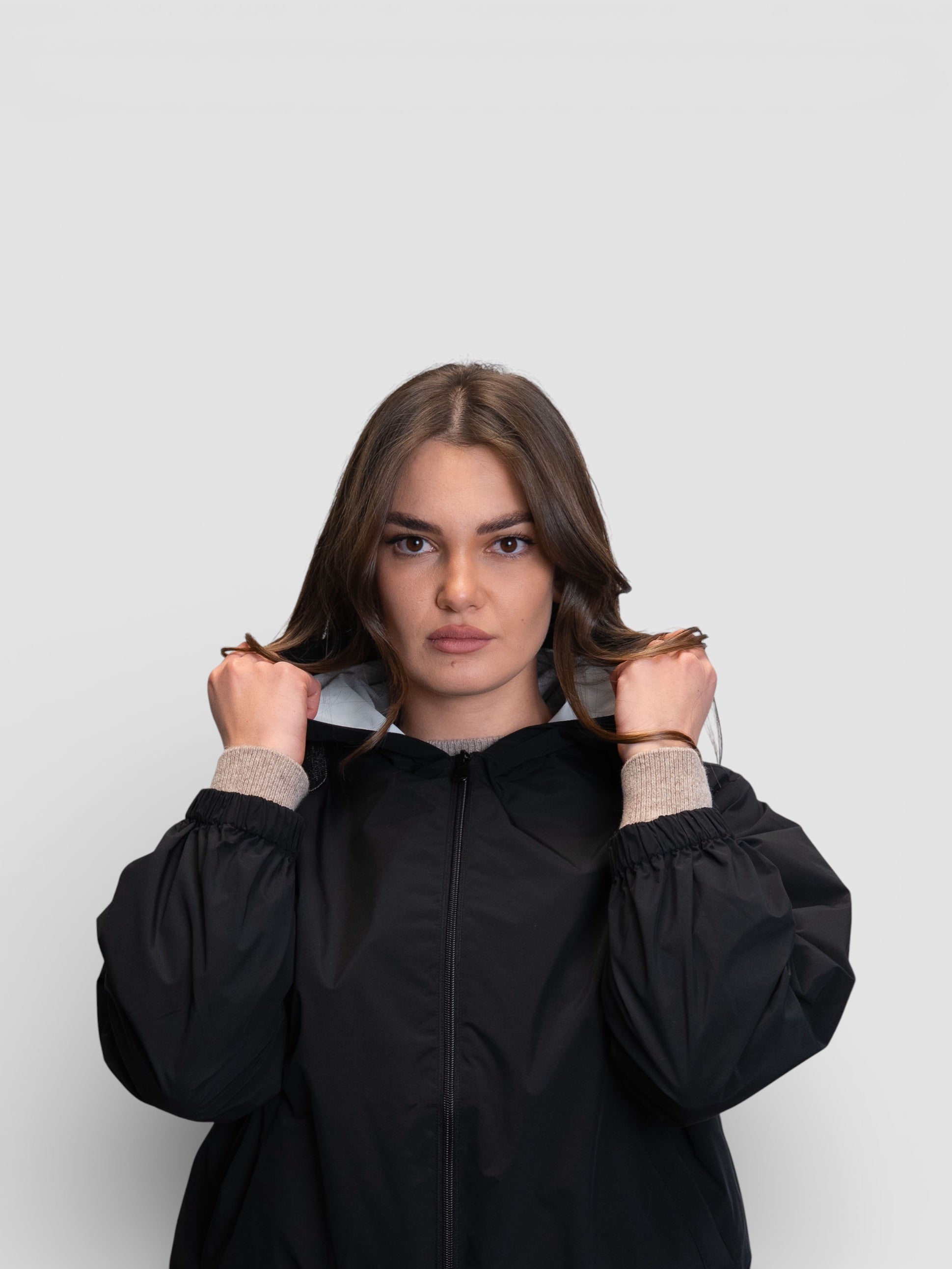 Черно спортно яке с качулка и блестящи детайли