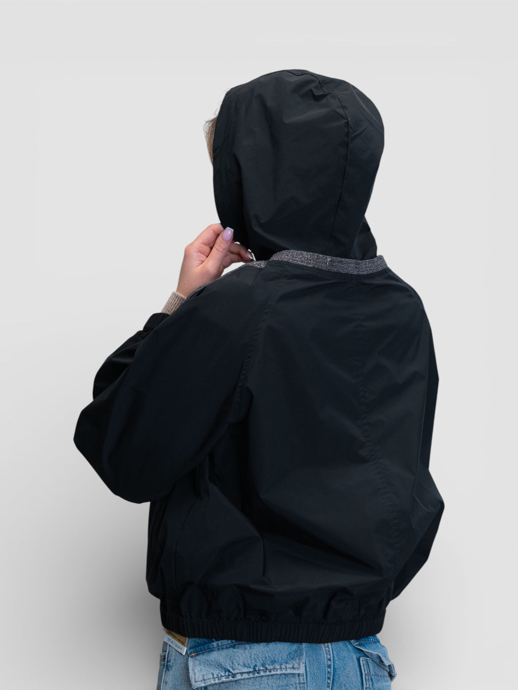 Черно спортно яке с качулка и блестящи детайли