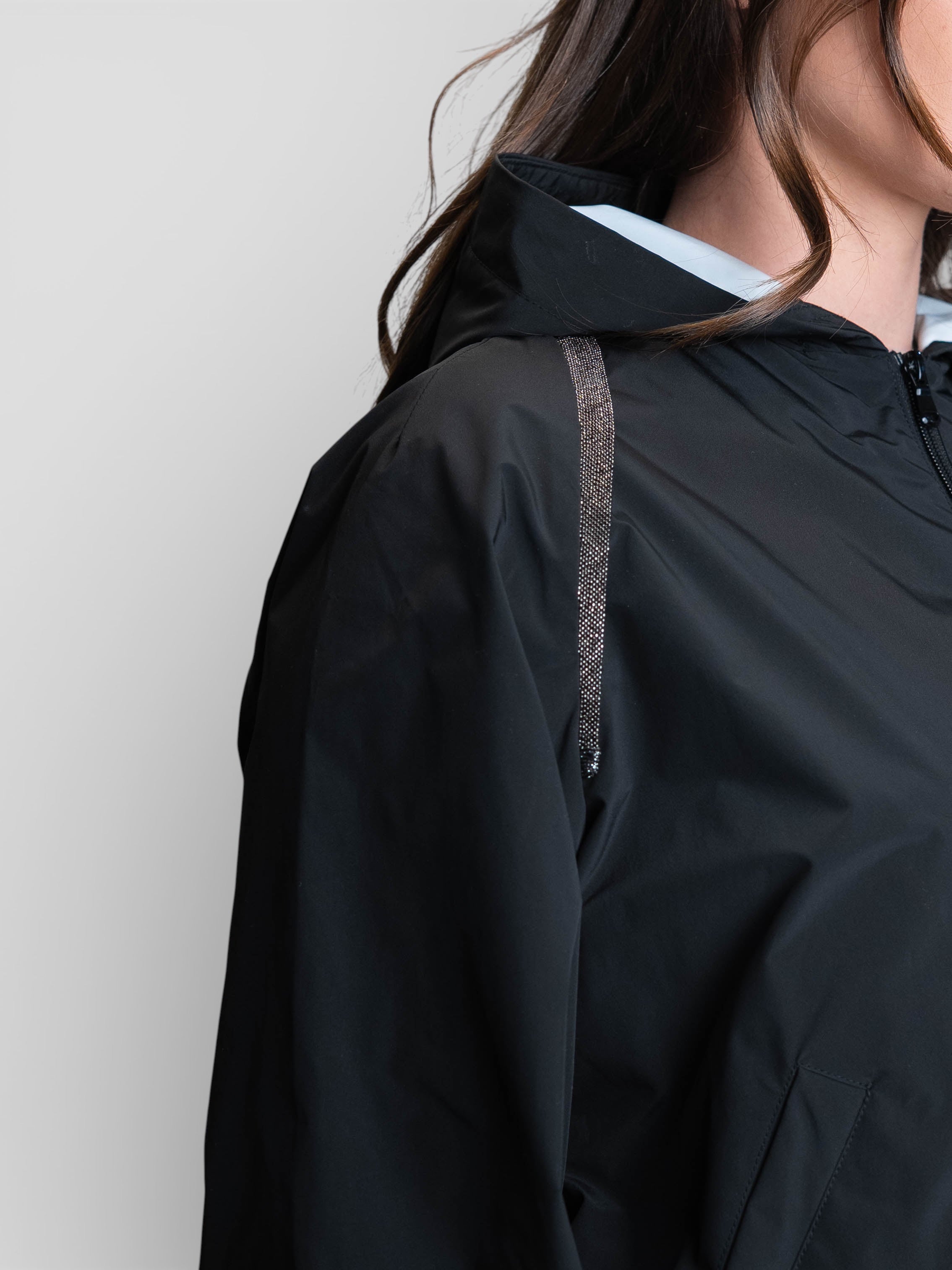 Черно спортно яке с качулка и блестящи детайли