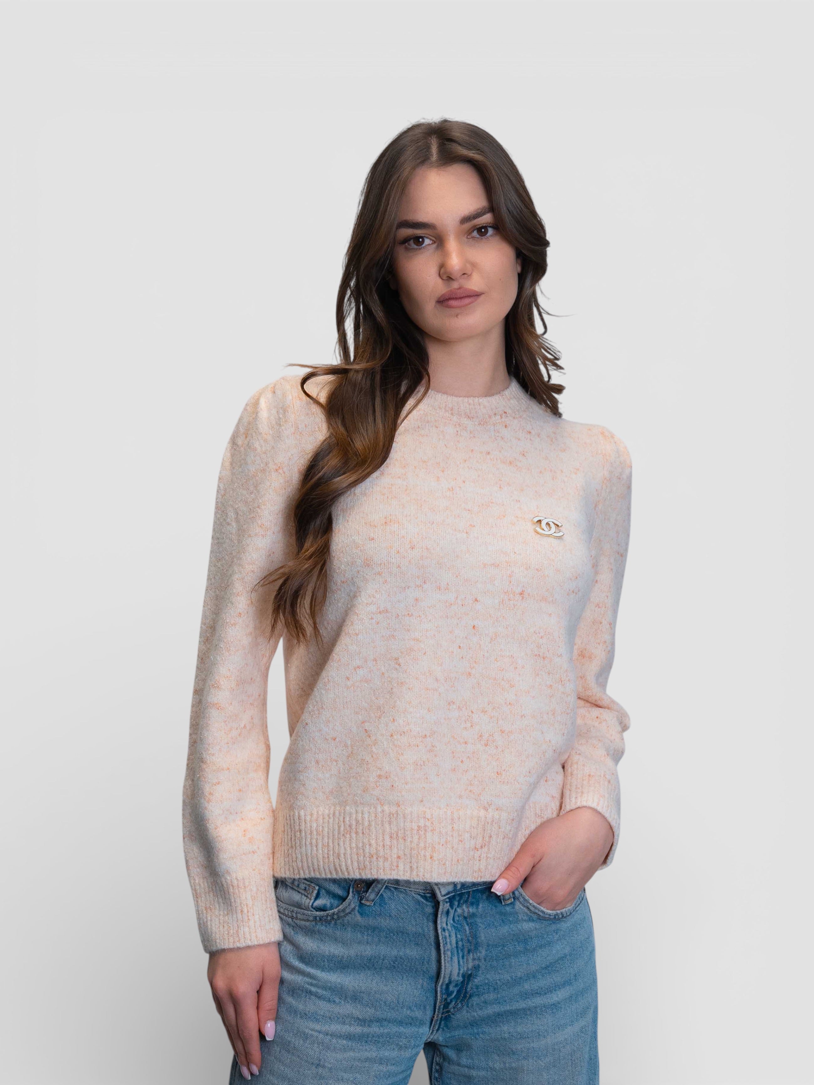 Плетена блуза в прасковен меланж с декоративна брошка