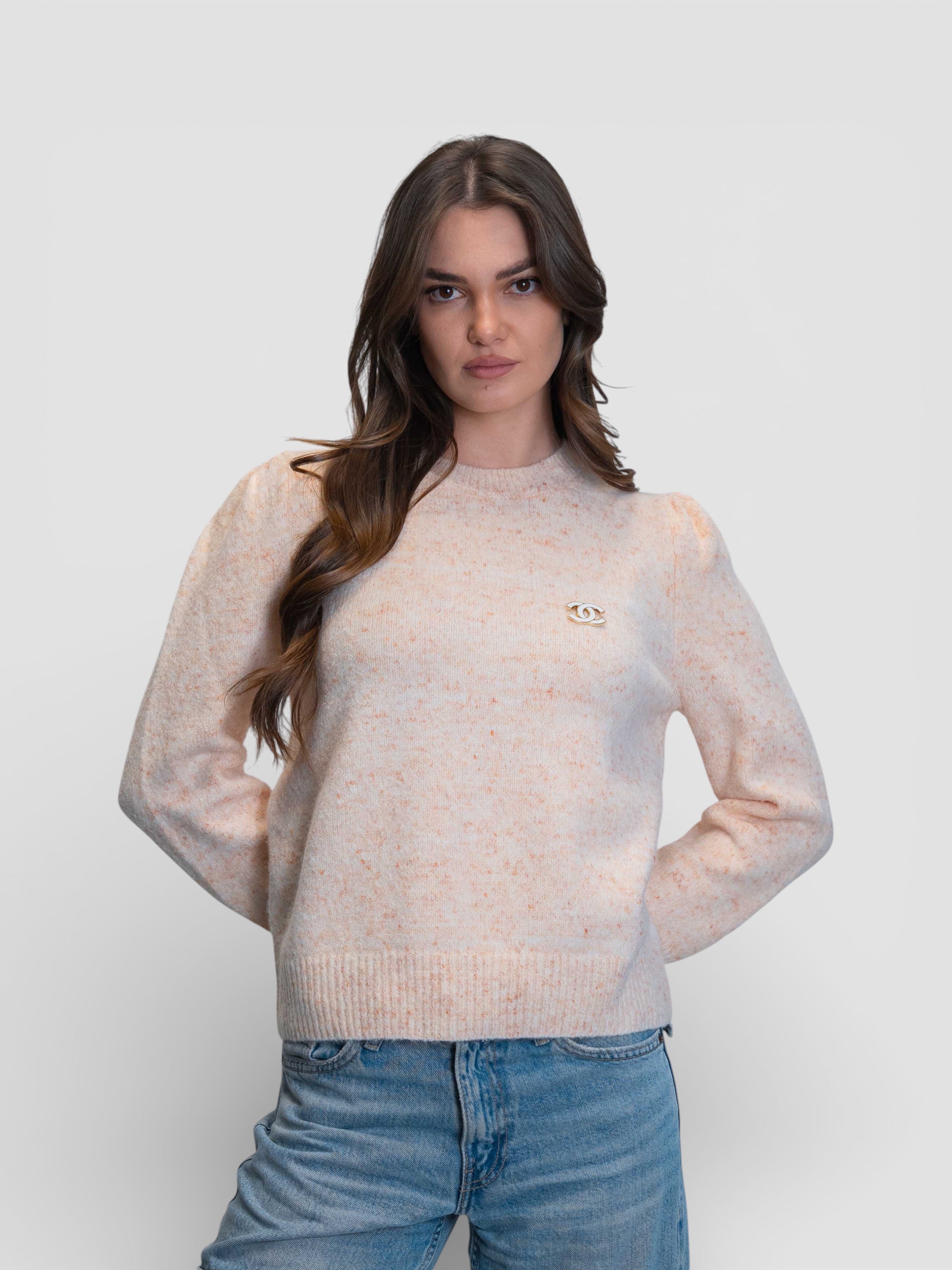 Плетена блуза в прасковен меланж с декоративна брошка