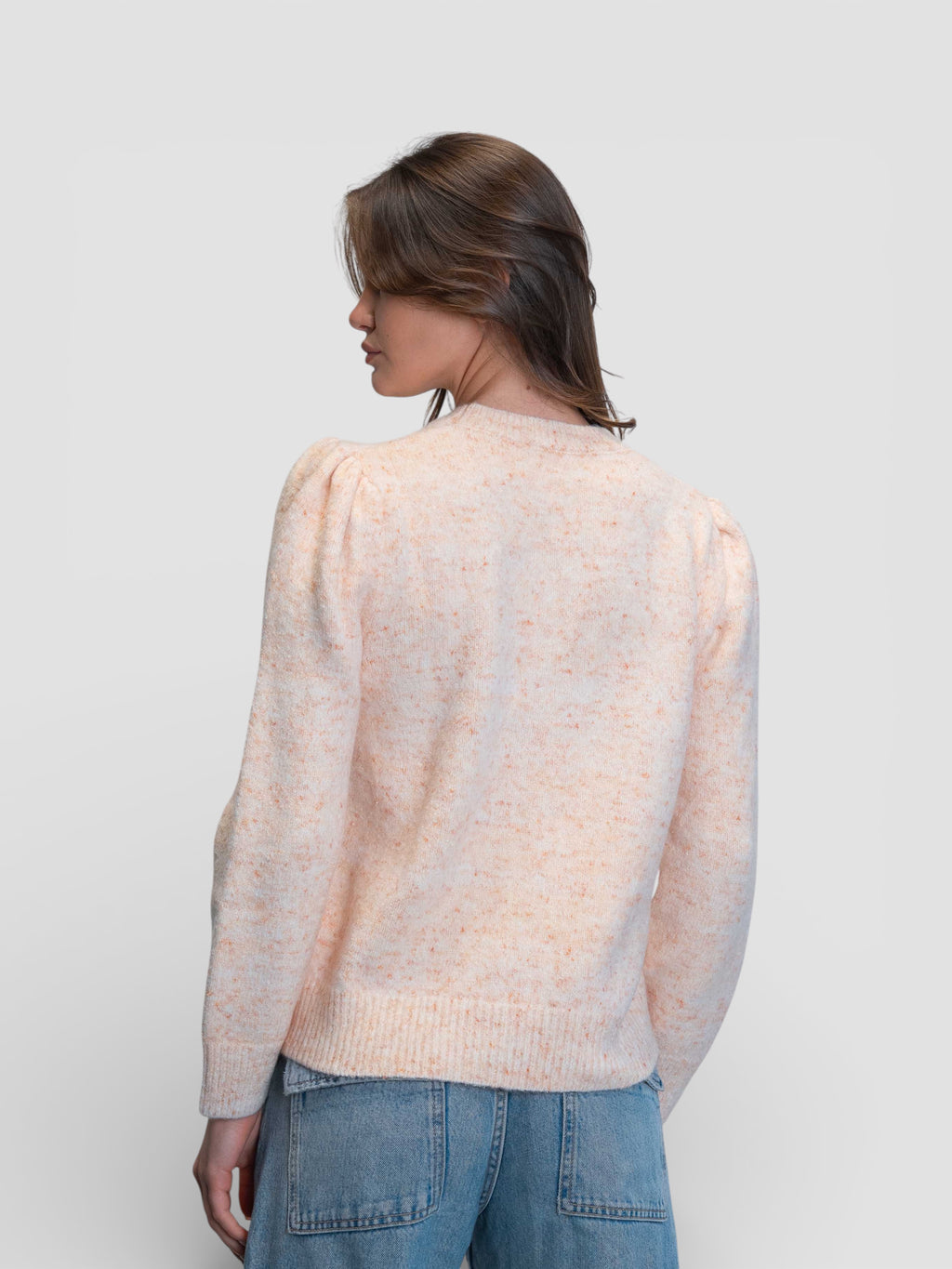 Плетена блуза в прасковен меланж с декоративна брошка