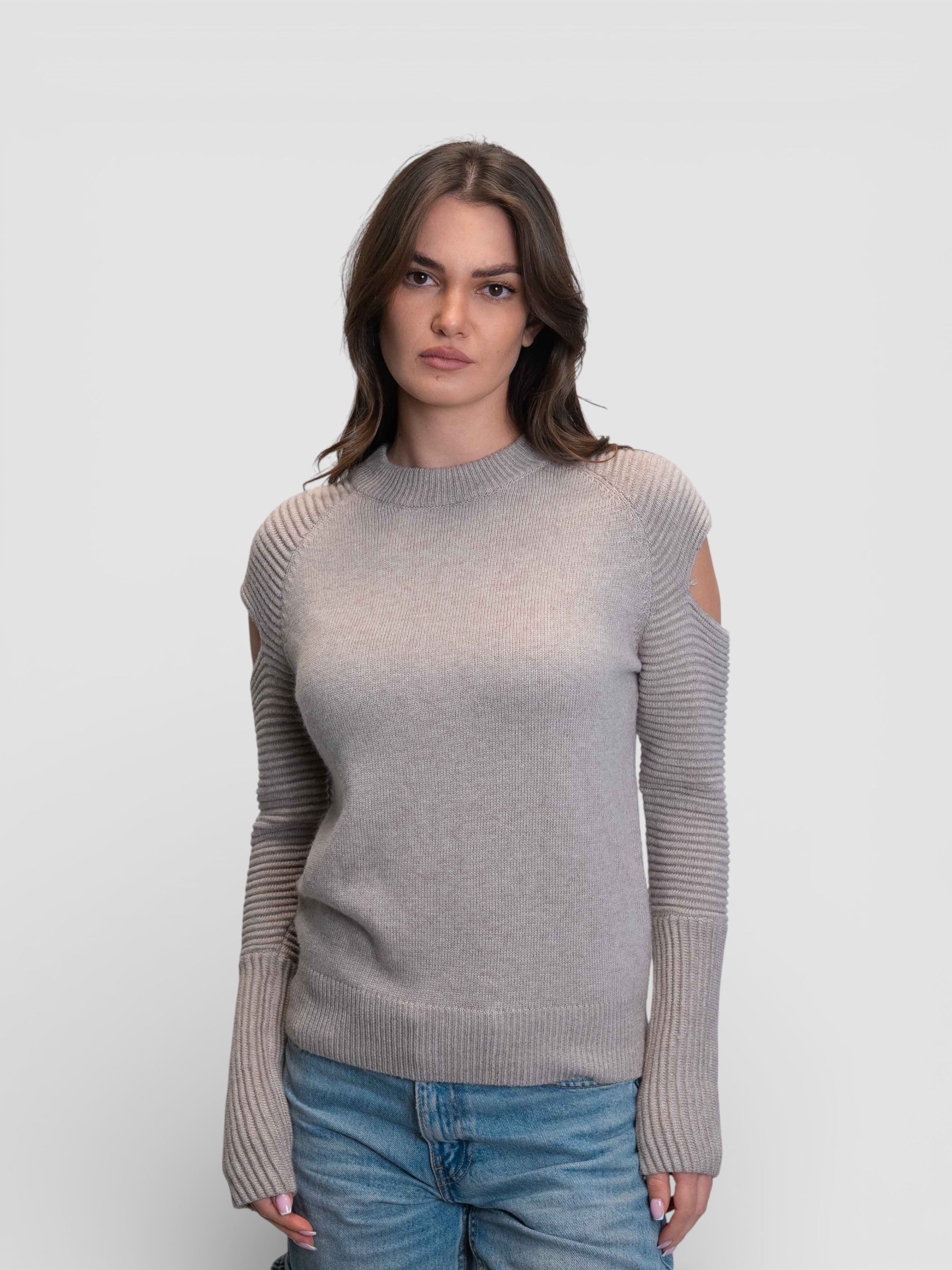 Плетена блуза с изрязани детайли на раменете