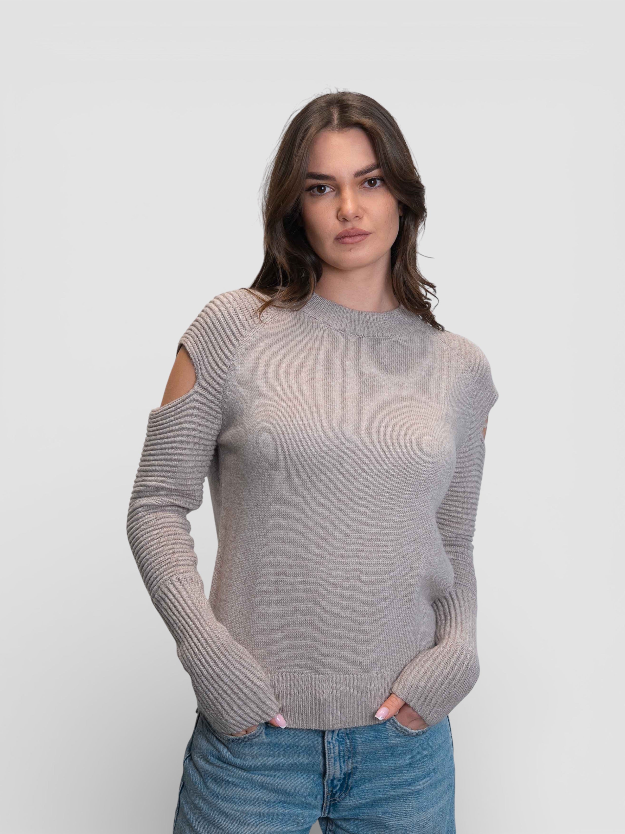 Плетена блуза с изрязани детайли на раменете