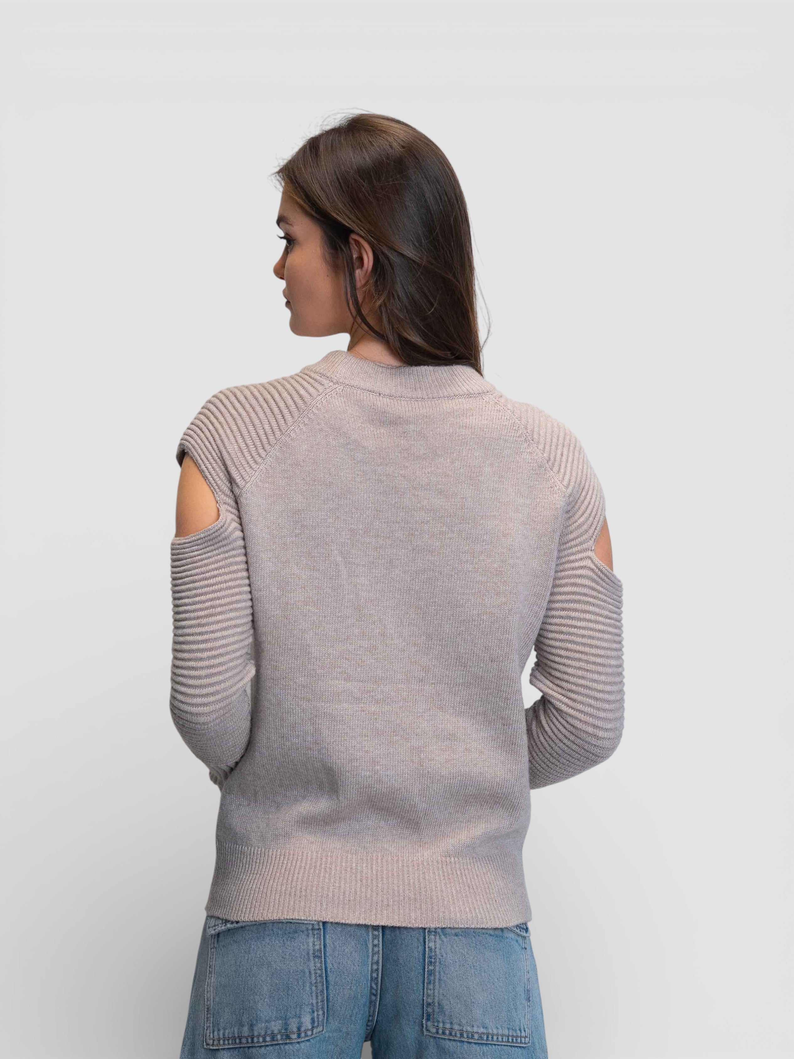 Плетена блуза с изрязани детайли на раменете