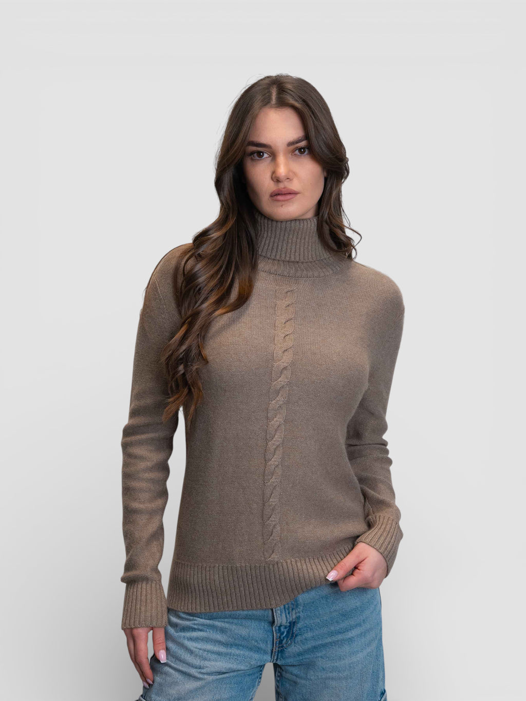 Пуловер с висока яка и декоративна плетка в цвят „Таупе“