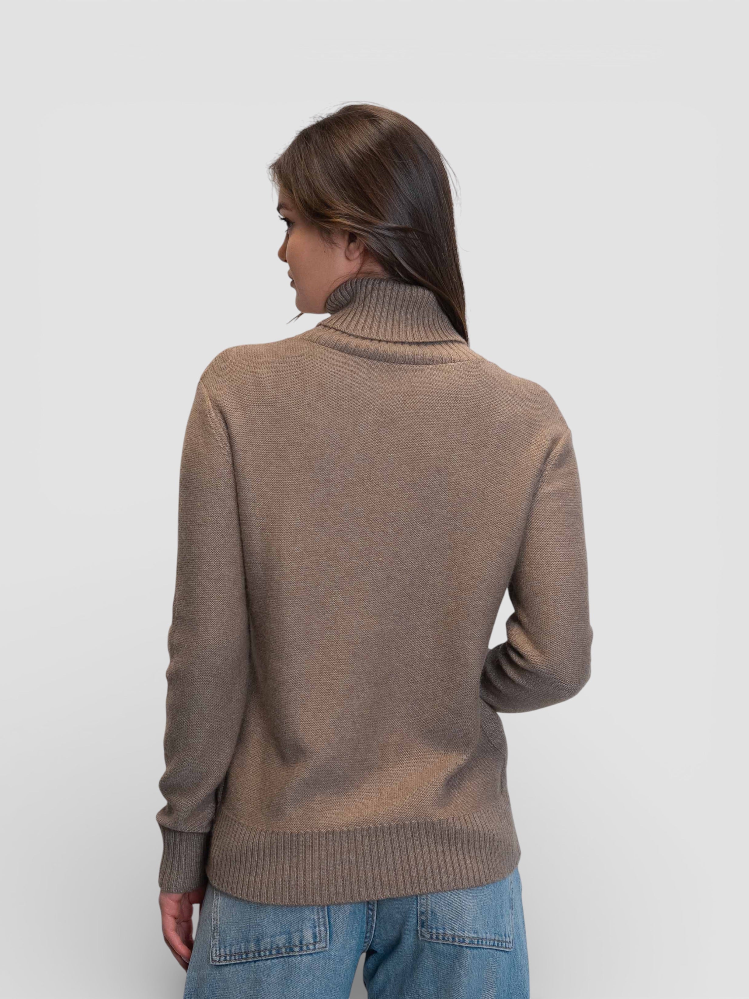 Пуловер с висока яка и декоративна плетка в цвят „Таупе“