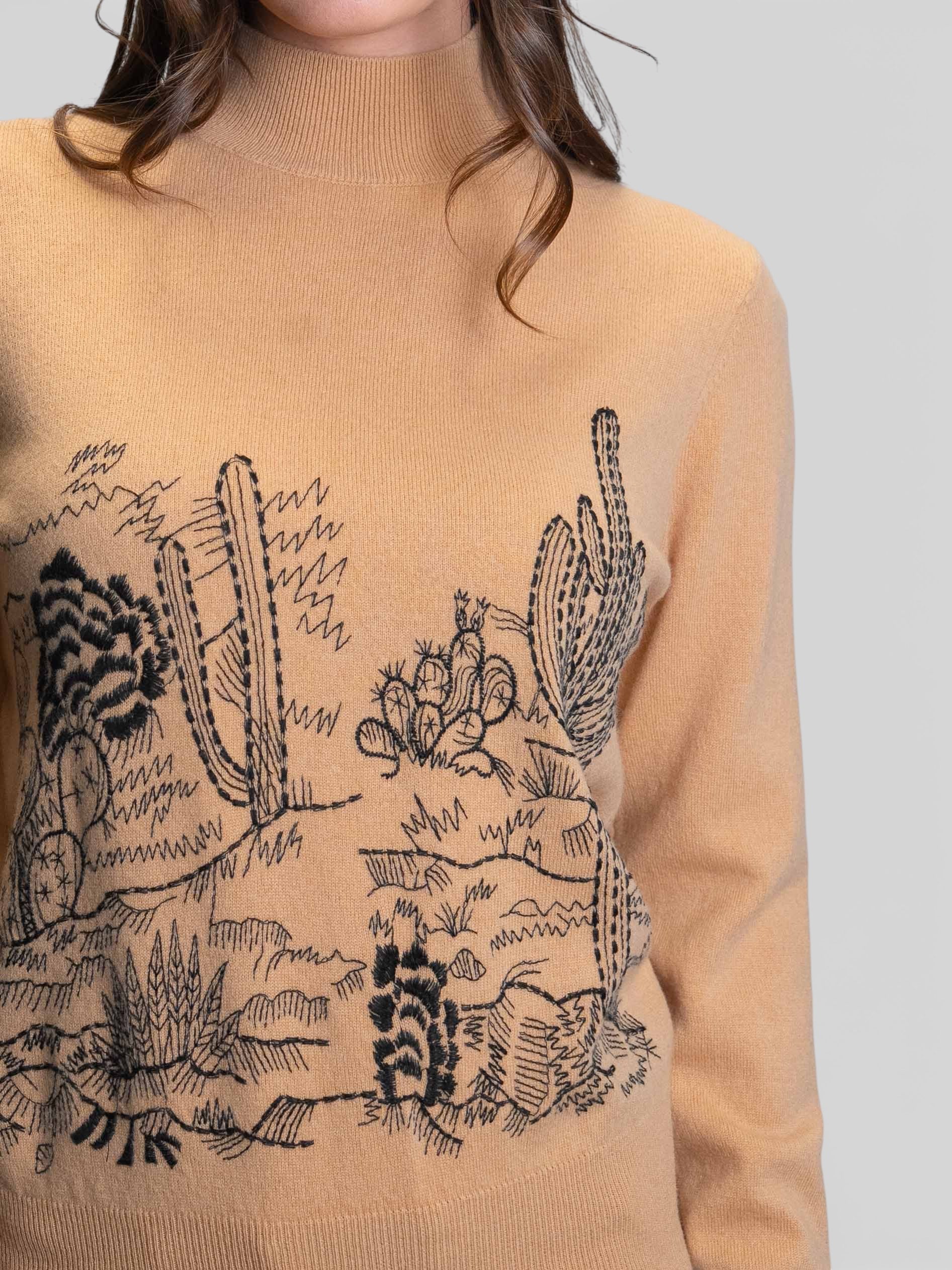 Фин пуловер с бродерия тип „Пейзаж“ в цвят горчица