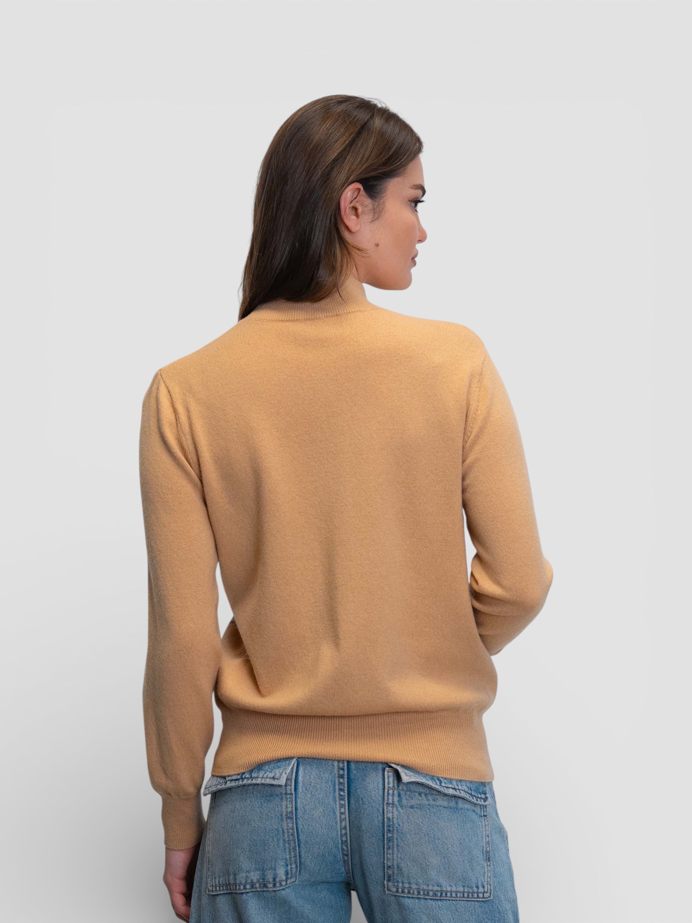 Фин пуловер с бродерия тип „Пейзаж“ в цвят горчица