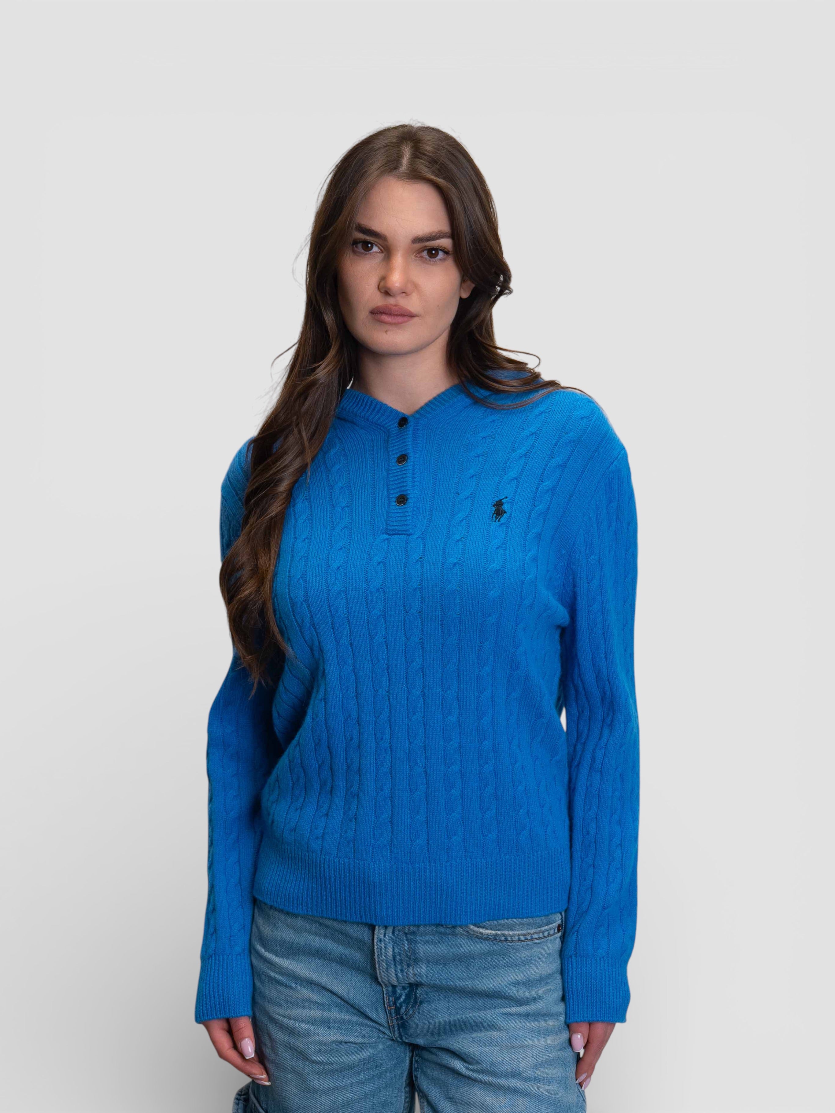 Син пуловер с плетеници с качулка