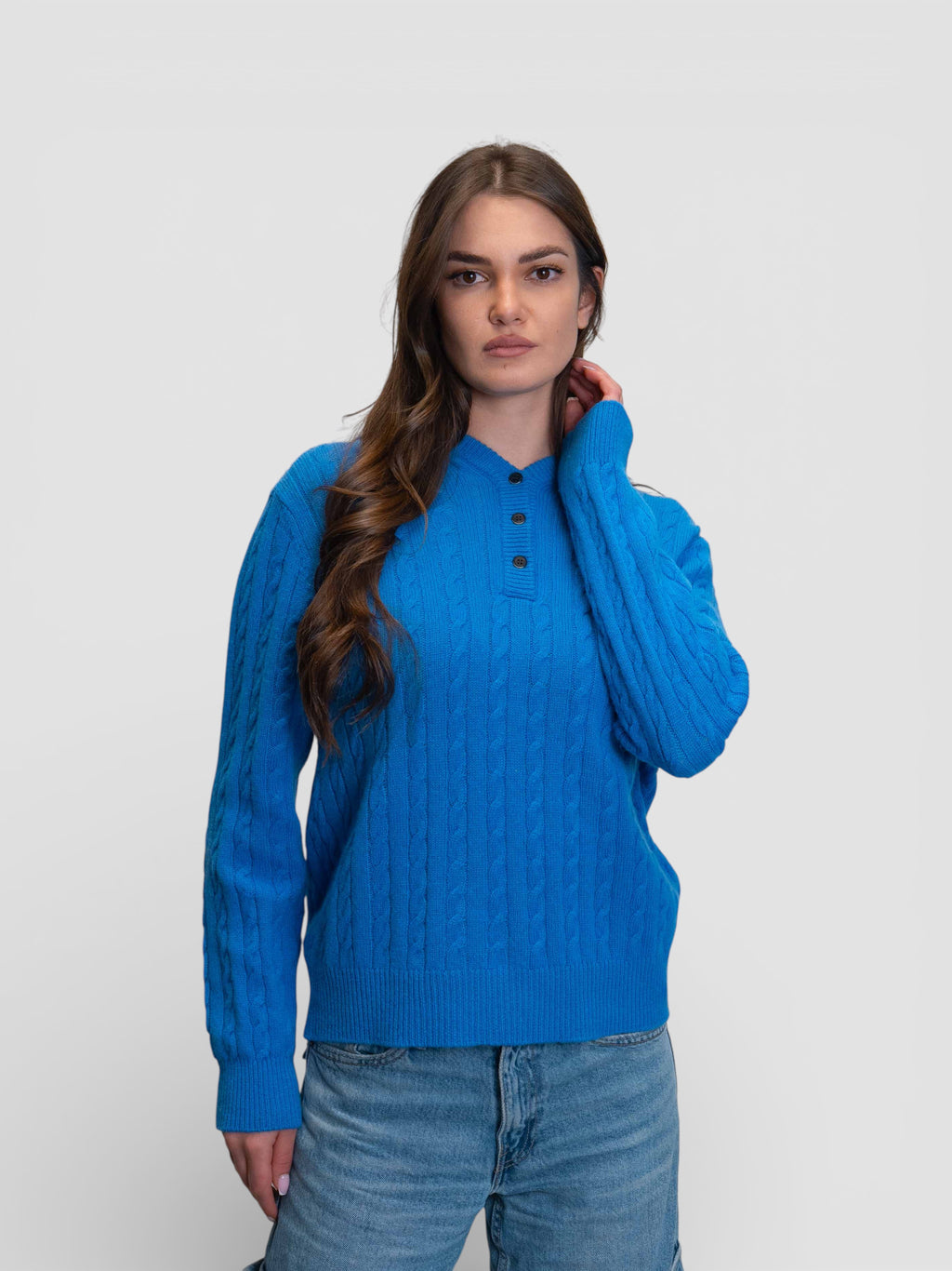 Син пуловер с плетеници с качулка