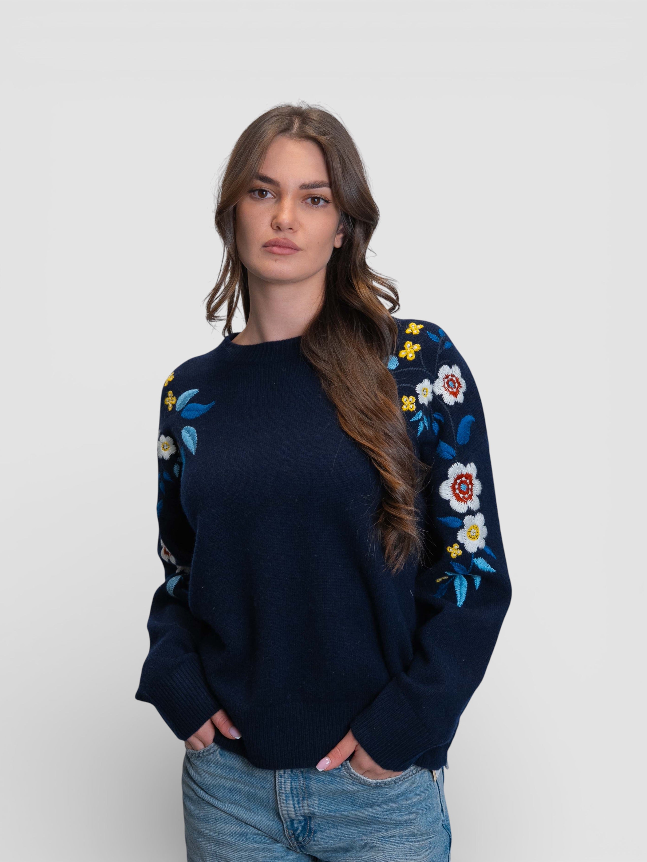 Тъмно син пуловер с цветна бродерия на раменете и ръкавите