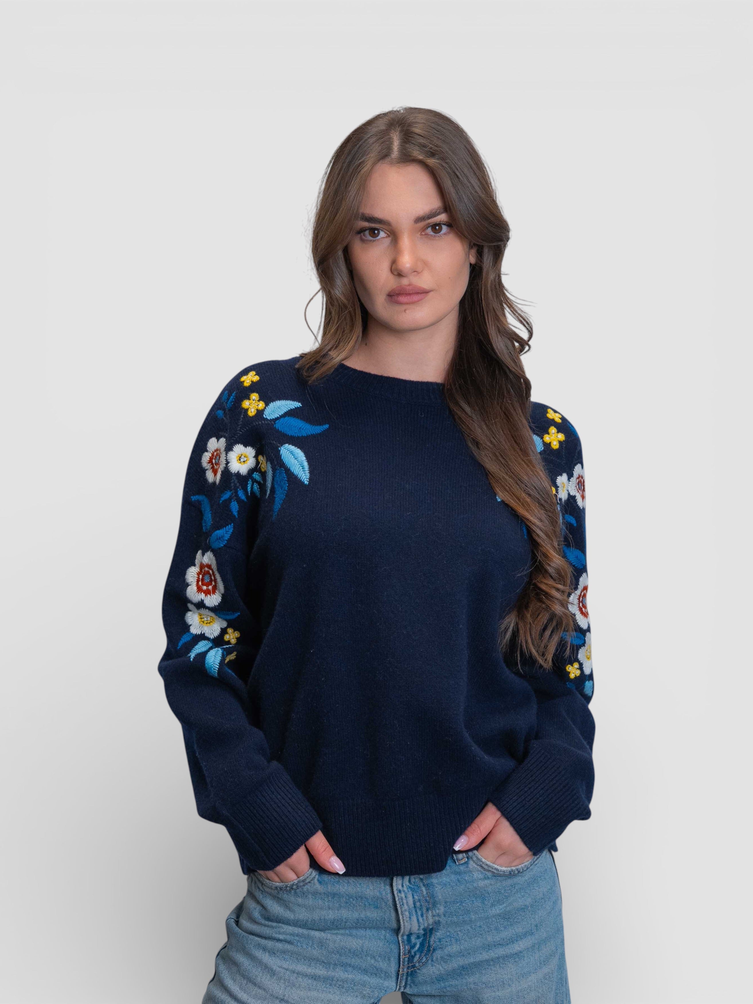 Тъмно син пуловер с цветна бродерия на раменете и ръкавите