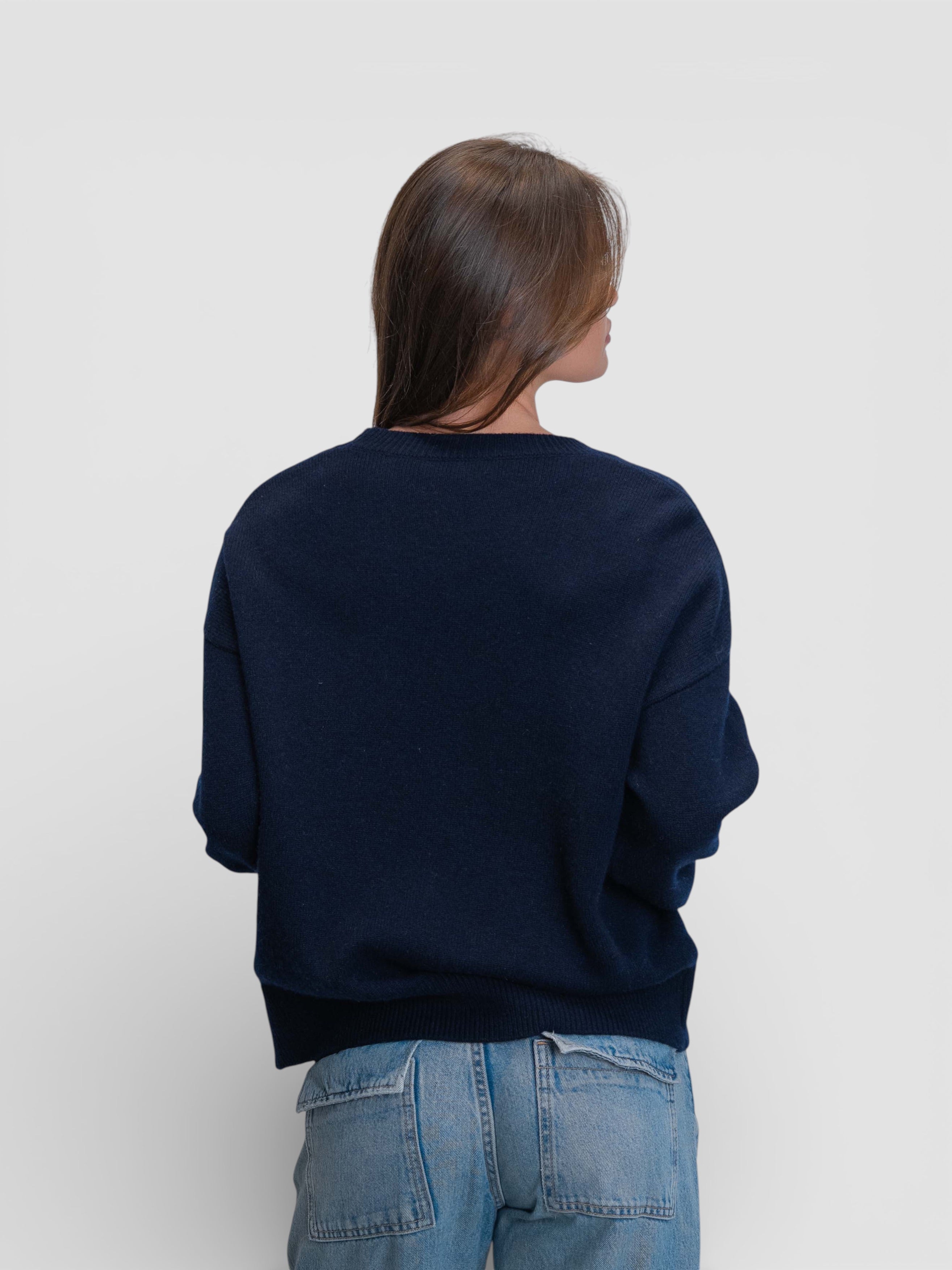 Тъмно син пуловер с цветна бродерия на раменете и ръкавите