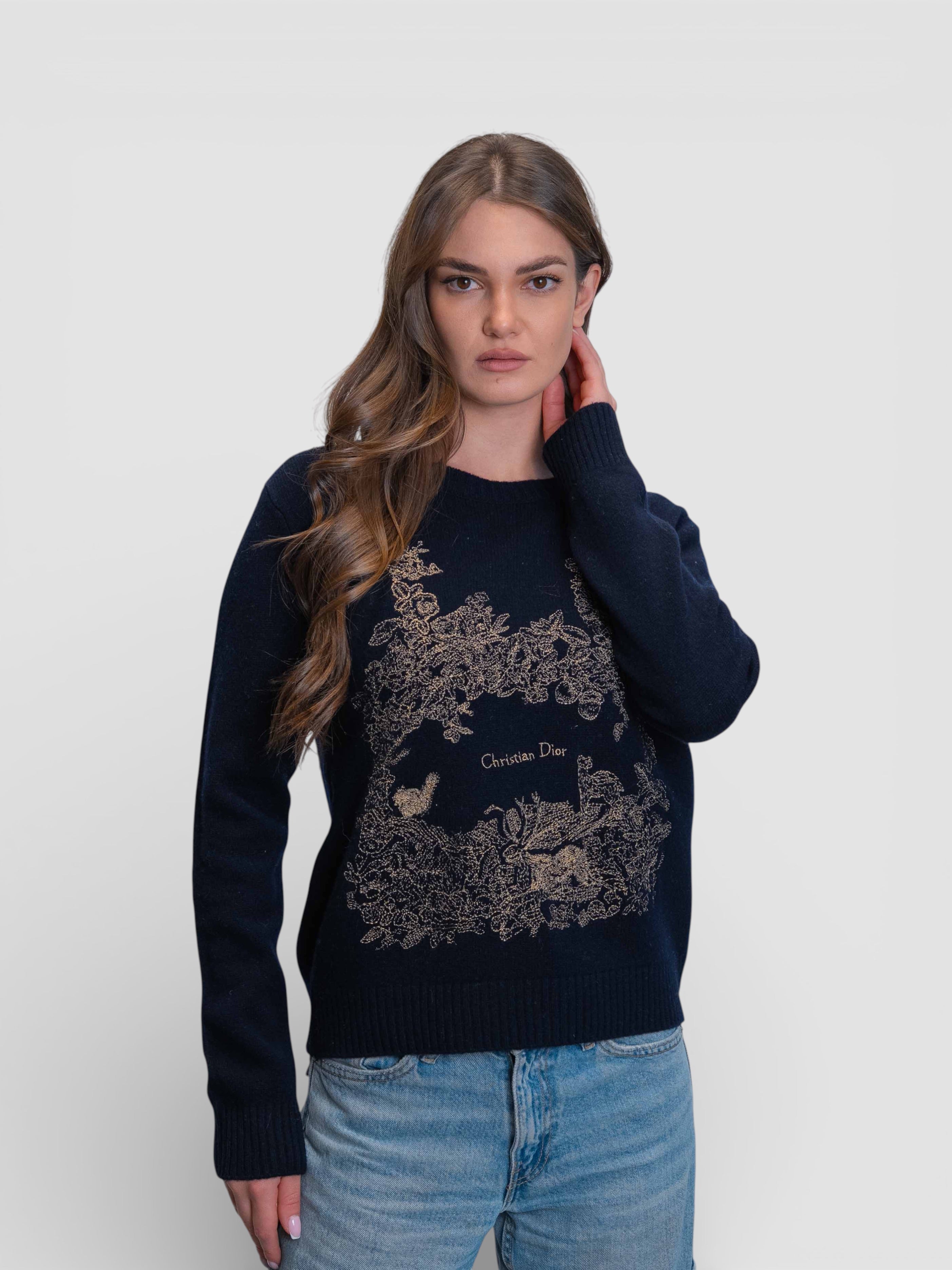 Тъмносин пуловер със златиста бродерия и флорални мотиви