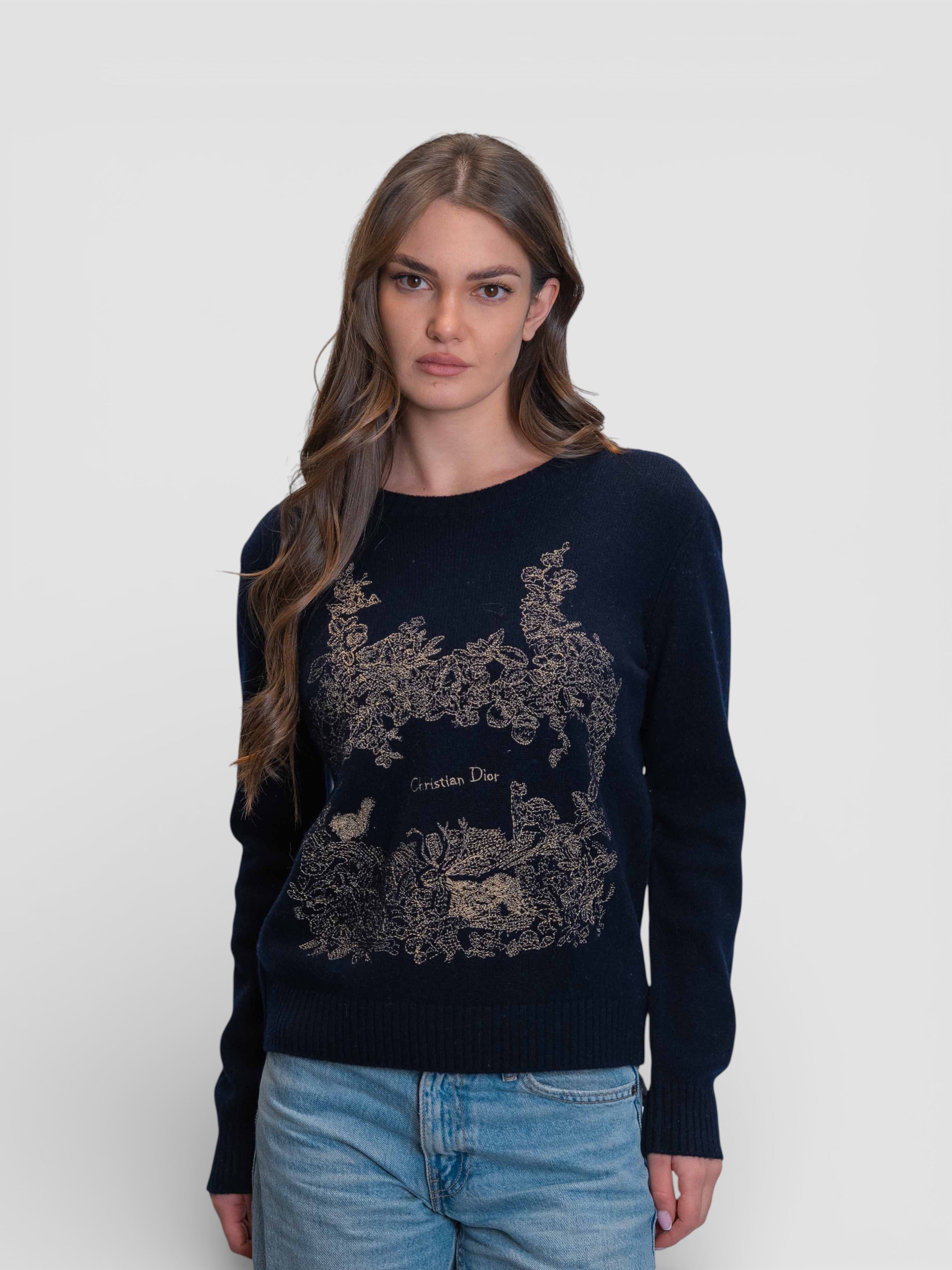 Тъмносин пуловер със златиста бродерия и флорални мотиви